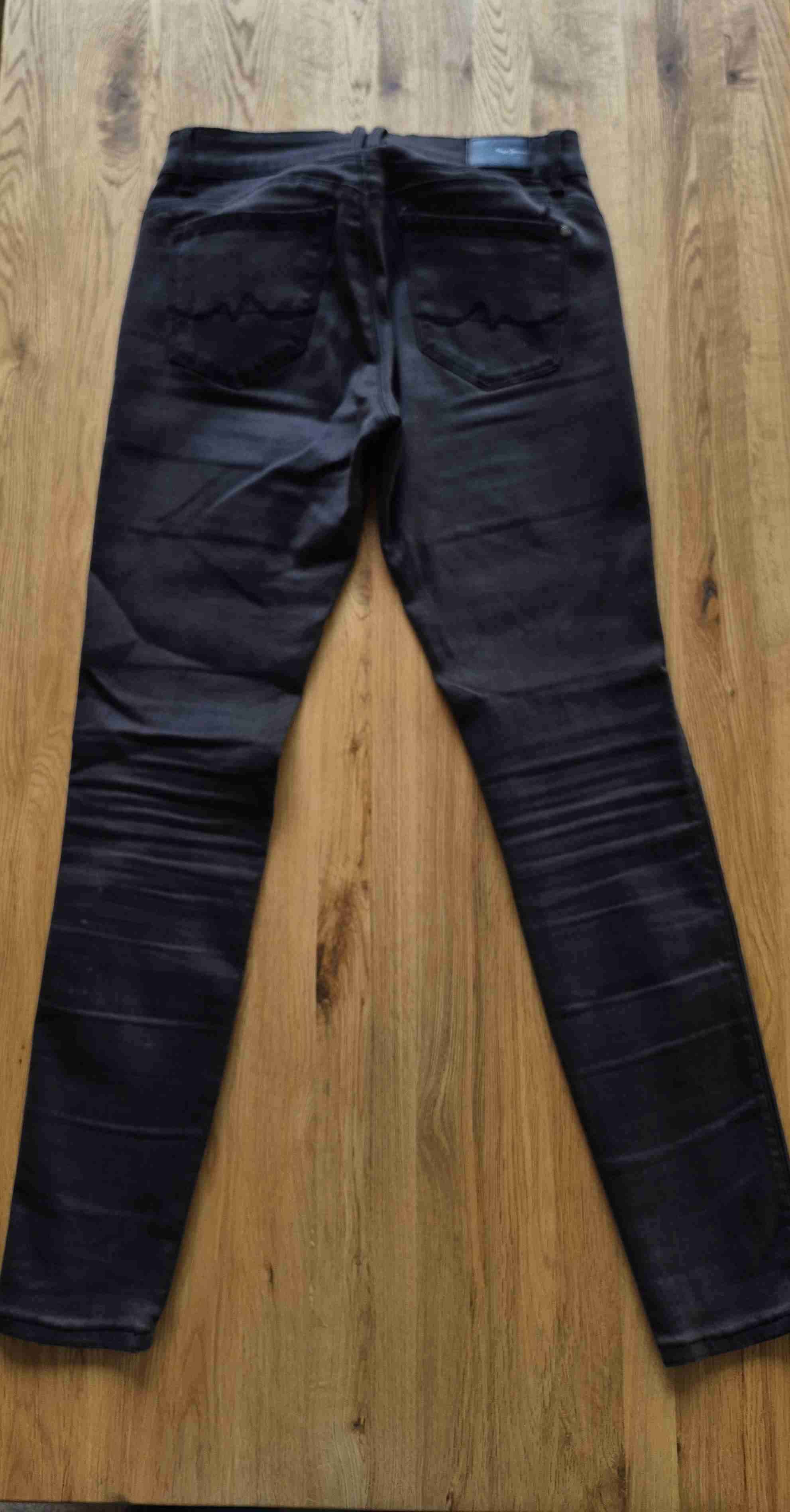 Jeans negros con rasgaduras - miniatura 2