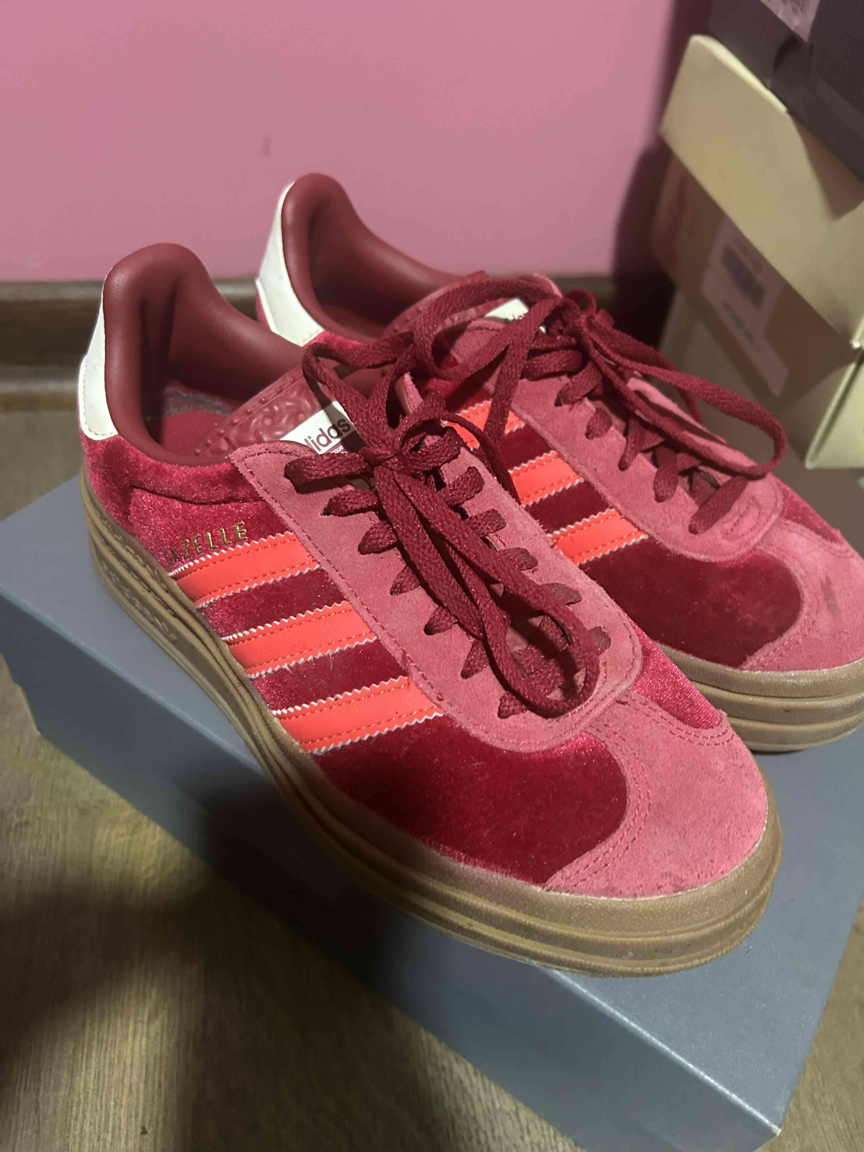 Zapatillas adidas rojas de gamuza - miniatura 1