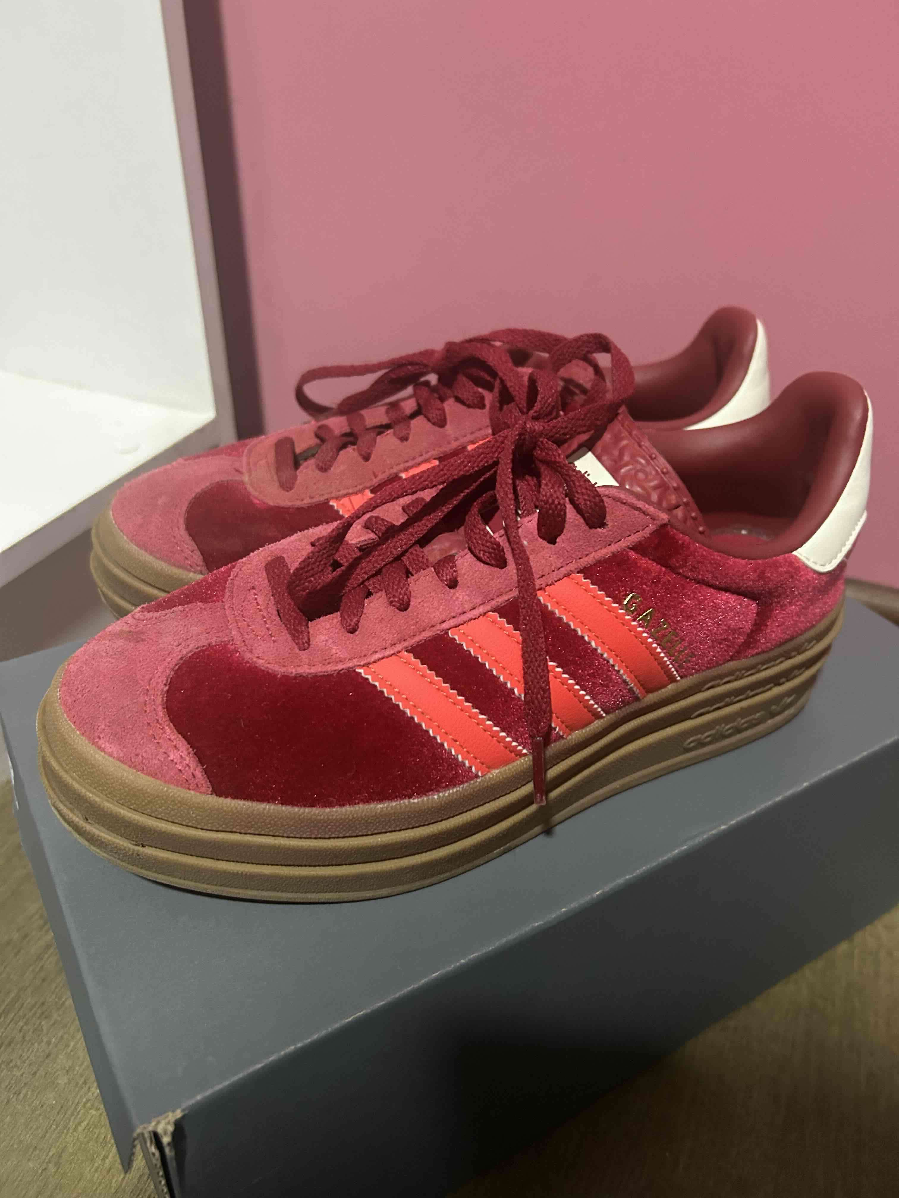 Zapatillas adidas rojas de gamuza - miniatura 2
