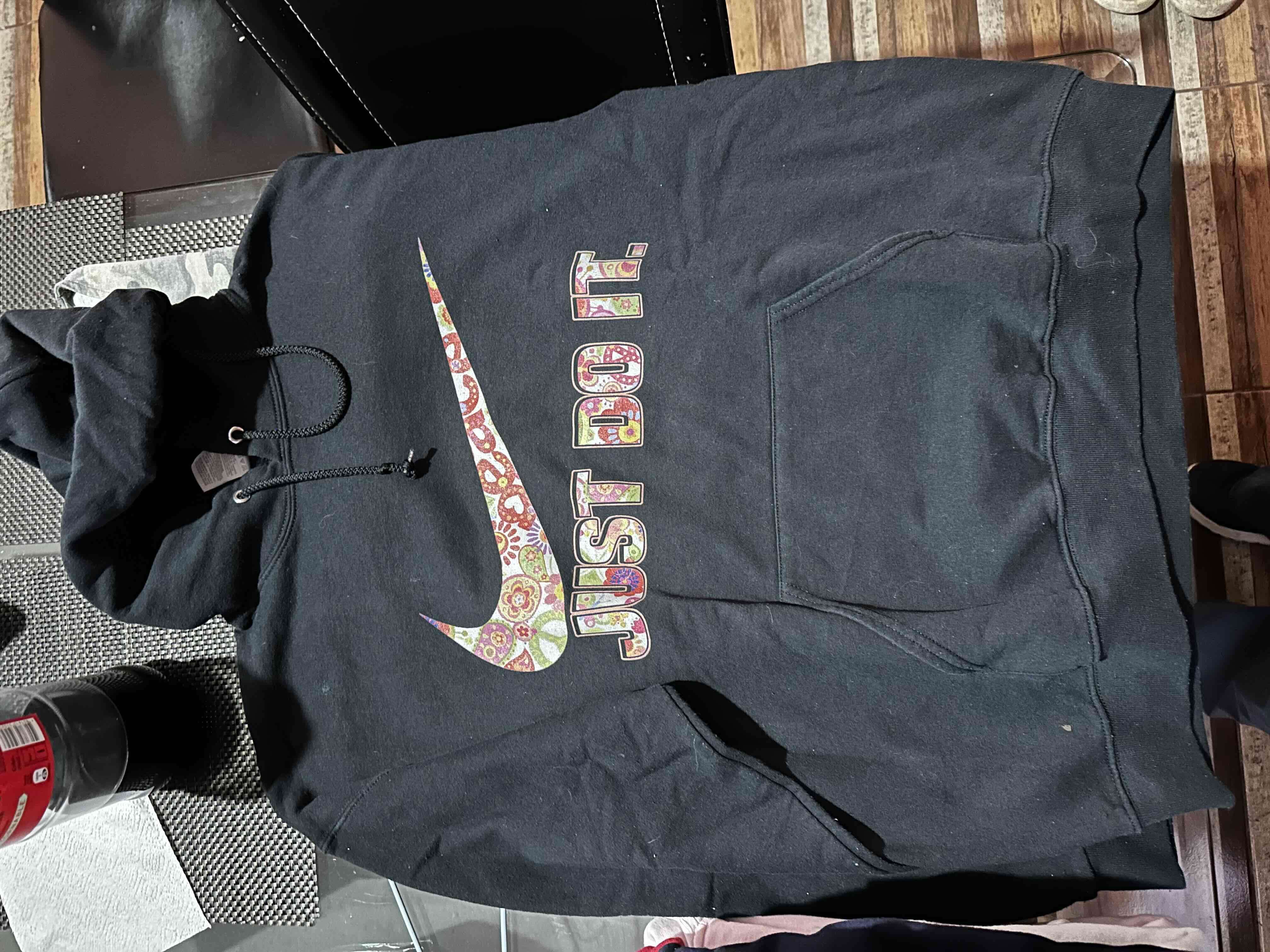 Polerón negro con capucha estampado - 1