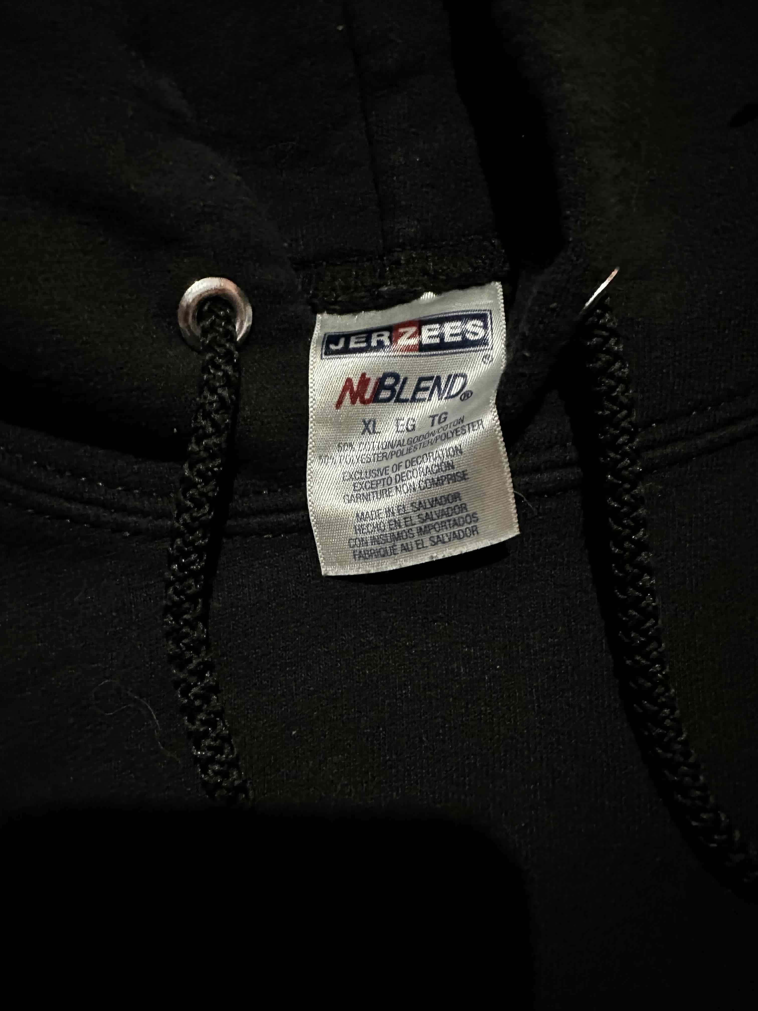 Polerón negro con capucha estampado - 2