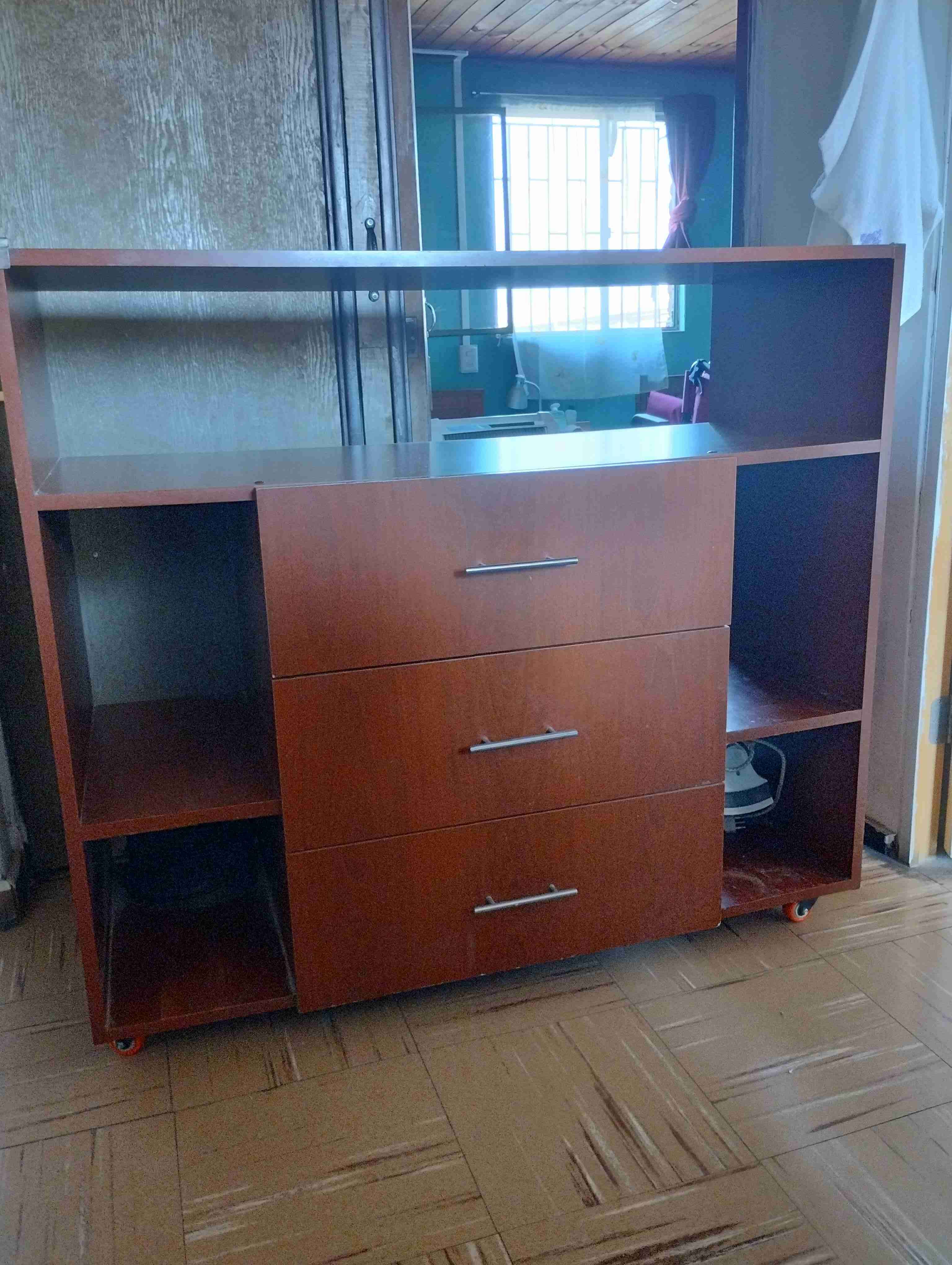 Cómoda de madera con cajones - 1