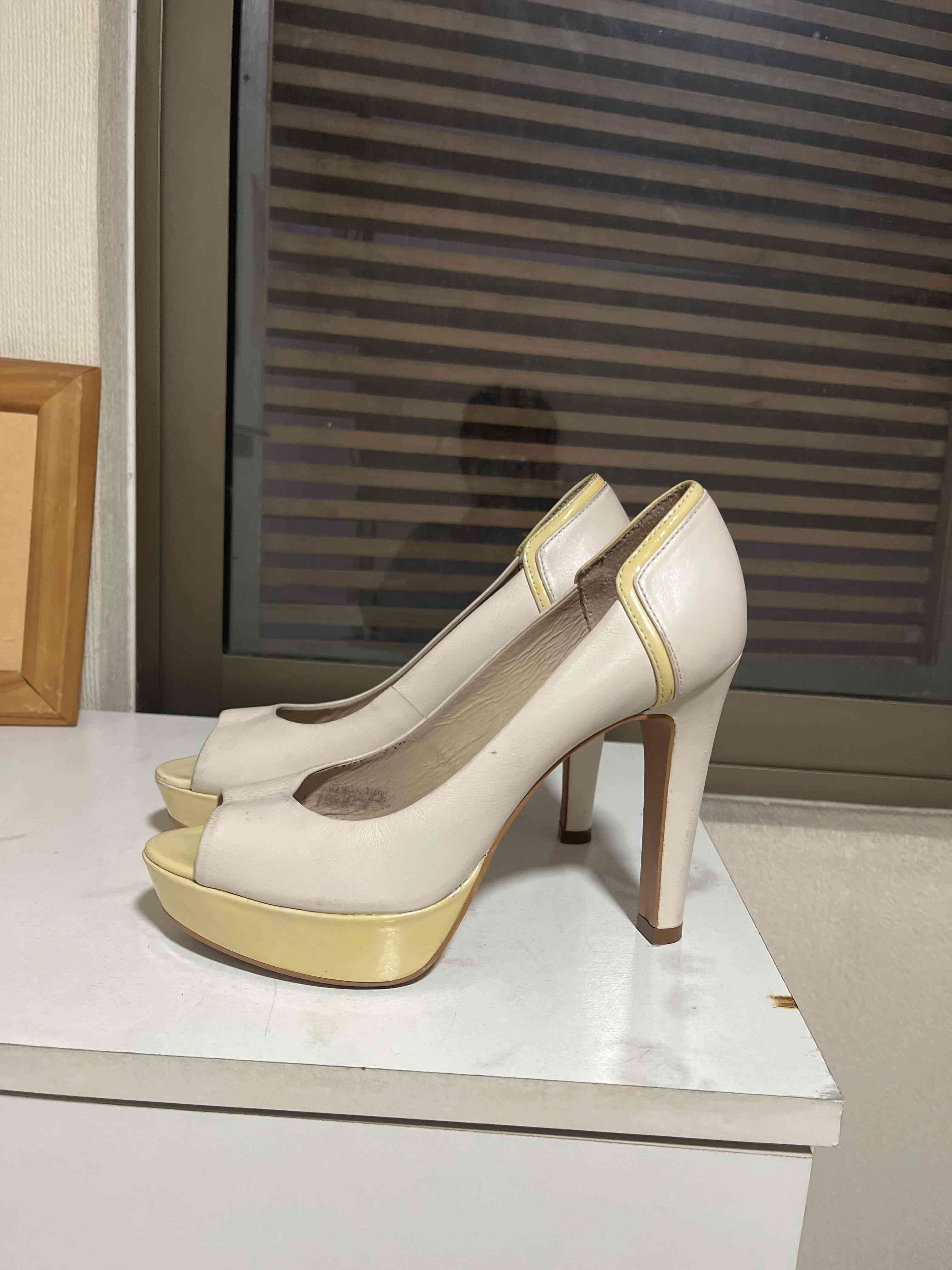 Zapatos taco alto beige