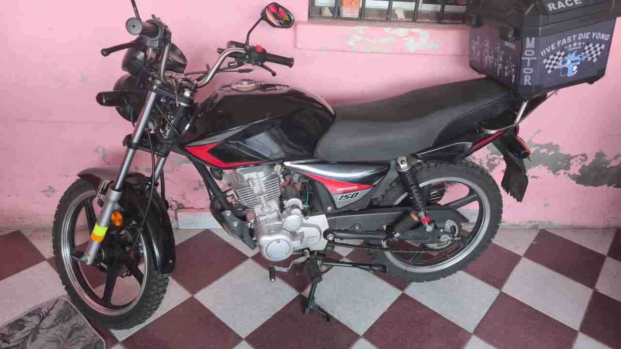 Moto negra deportiva 150cc - miniatura 1