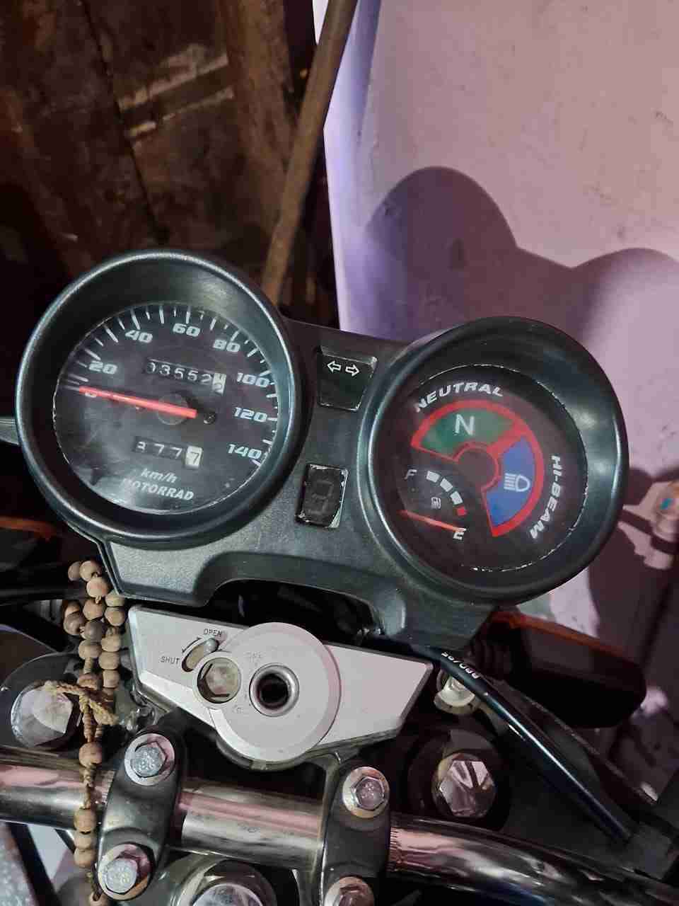 Moto negra deportiva 150cc - miniatura 3