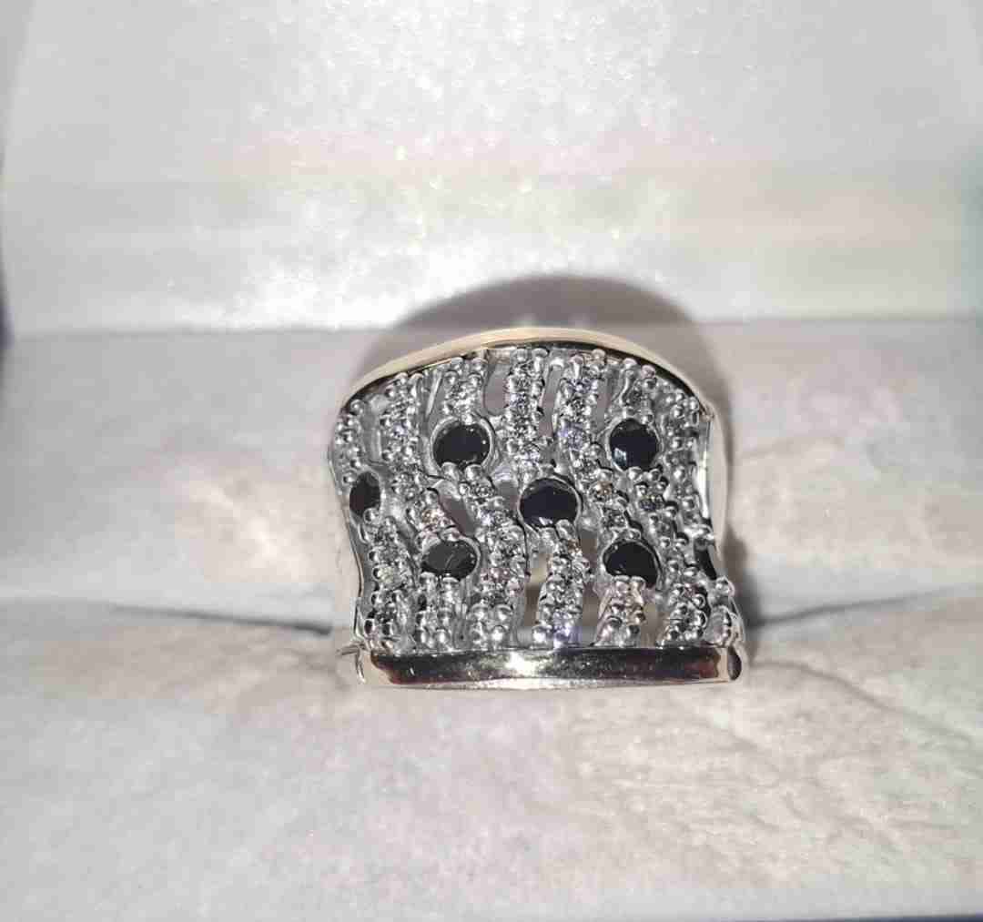 Anillo elegante con piedras brillantes - miniatura 1