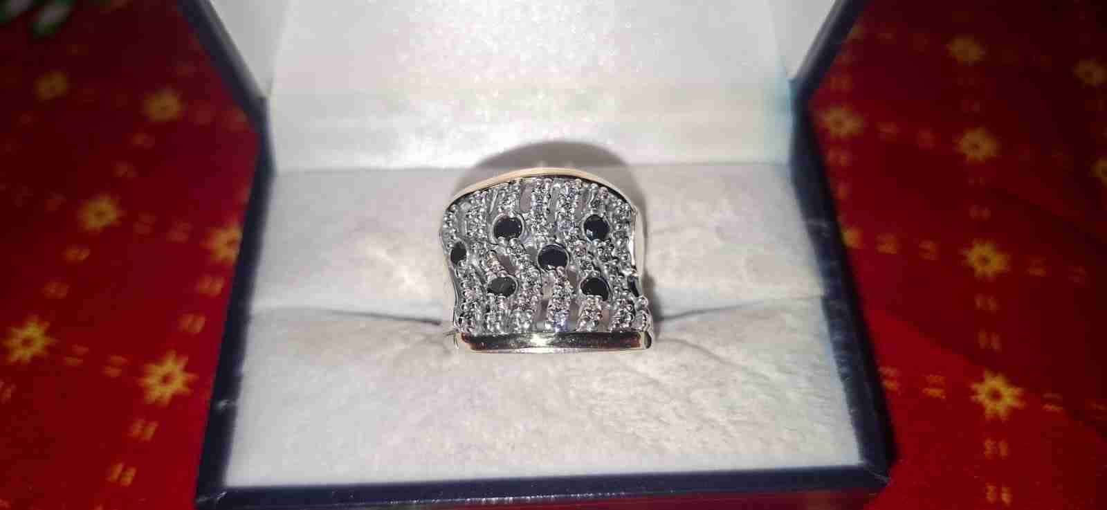 Anillo elegante con piedras brillantes - miniatura 2