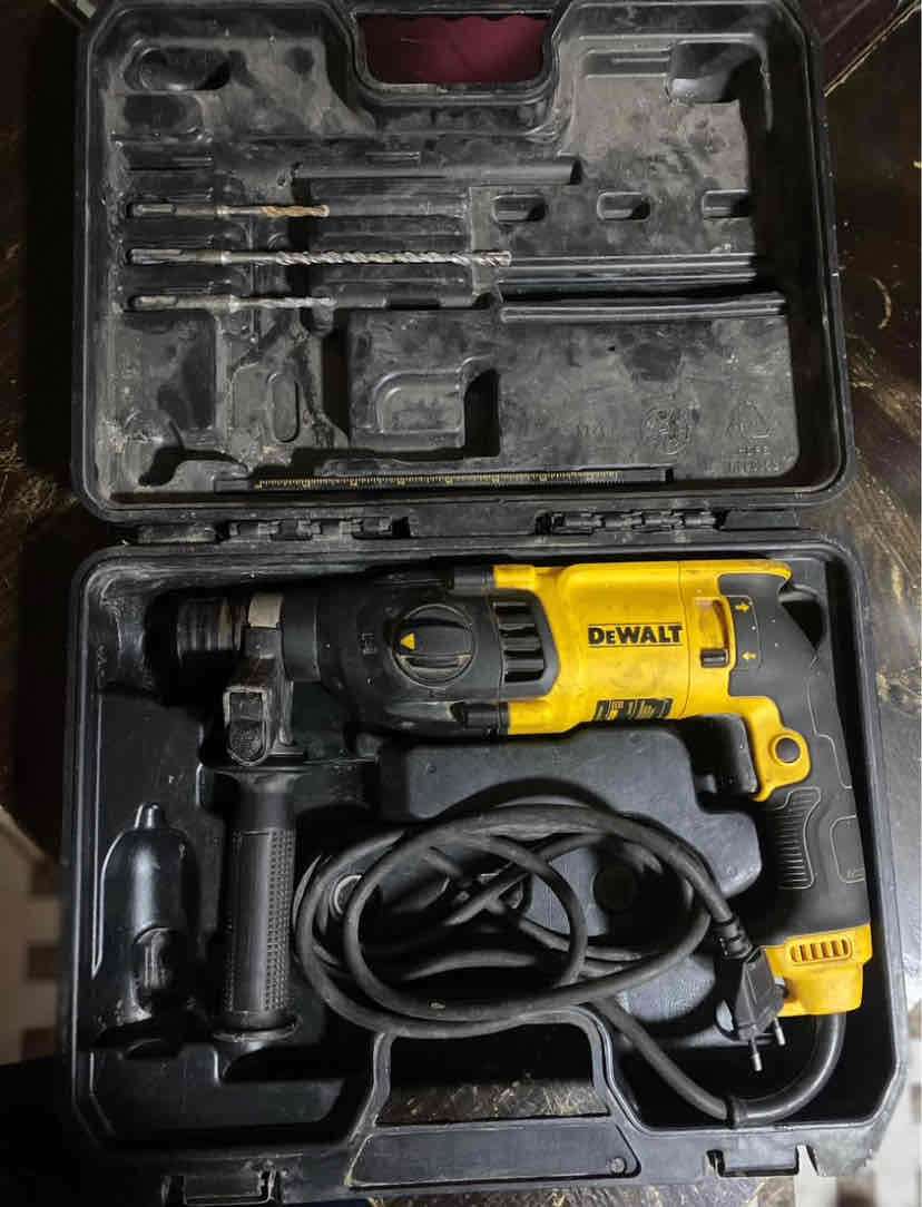 Taladro percutor DeWalt con maletín - miniatura 1