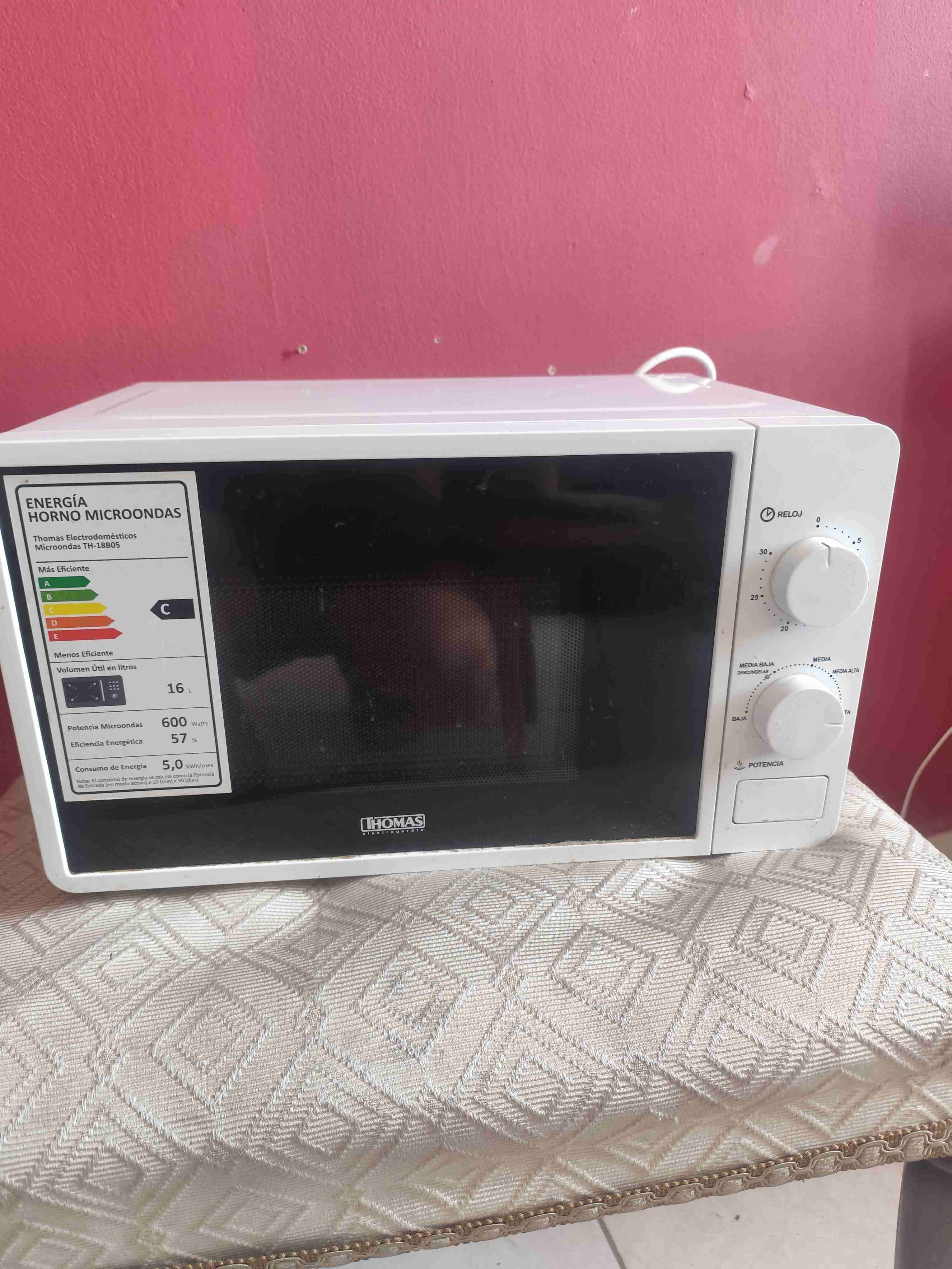 Microondas Thomas blanco con botón de apertura. - miniatura 1