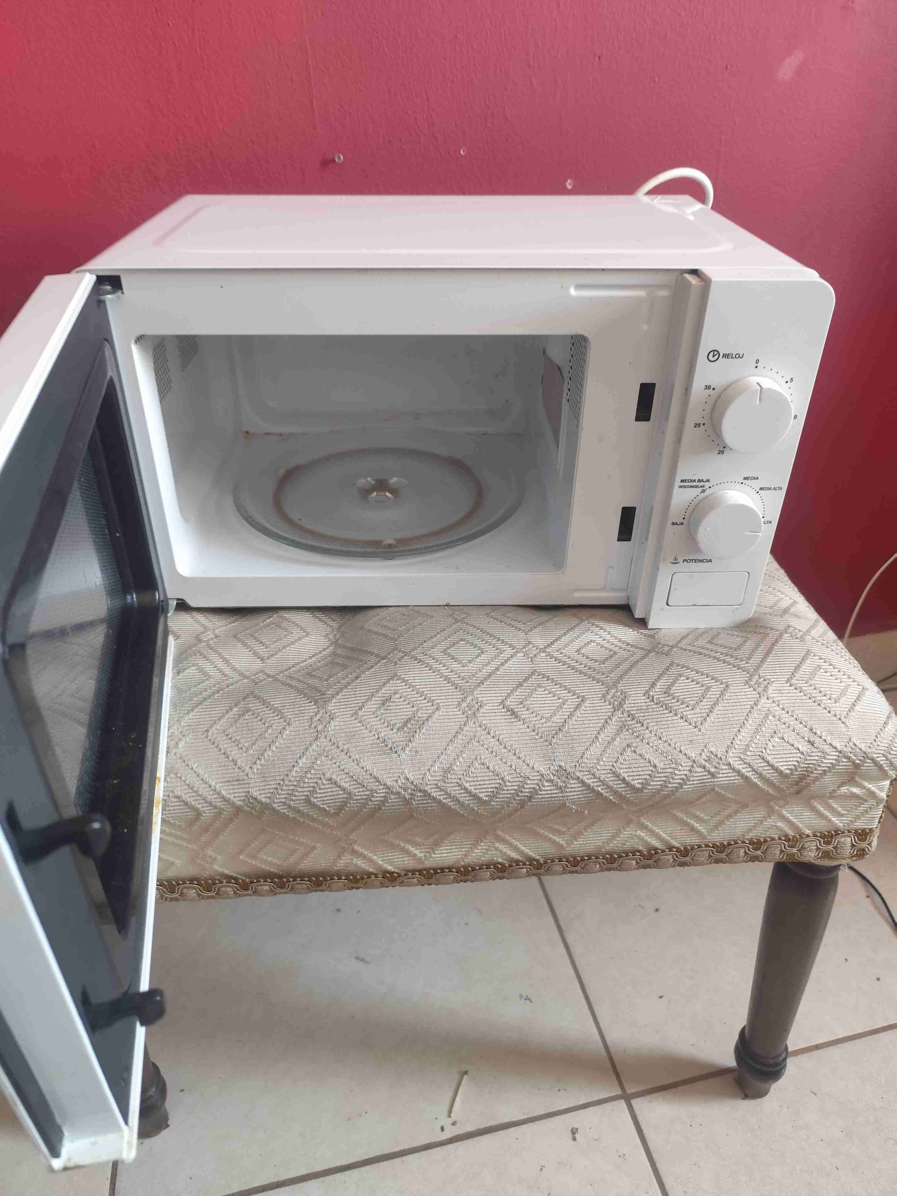 Microondas Thomas blanco con botón de apertura. - miniatura 2