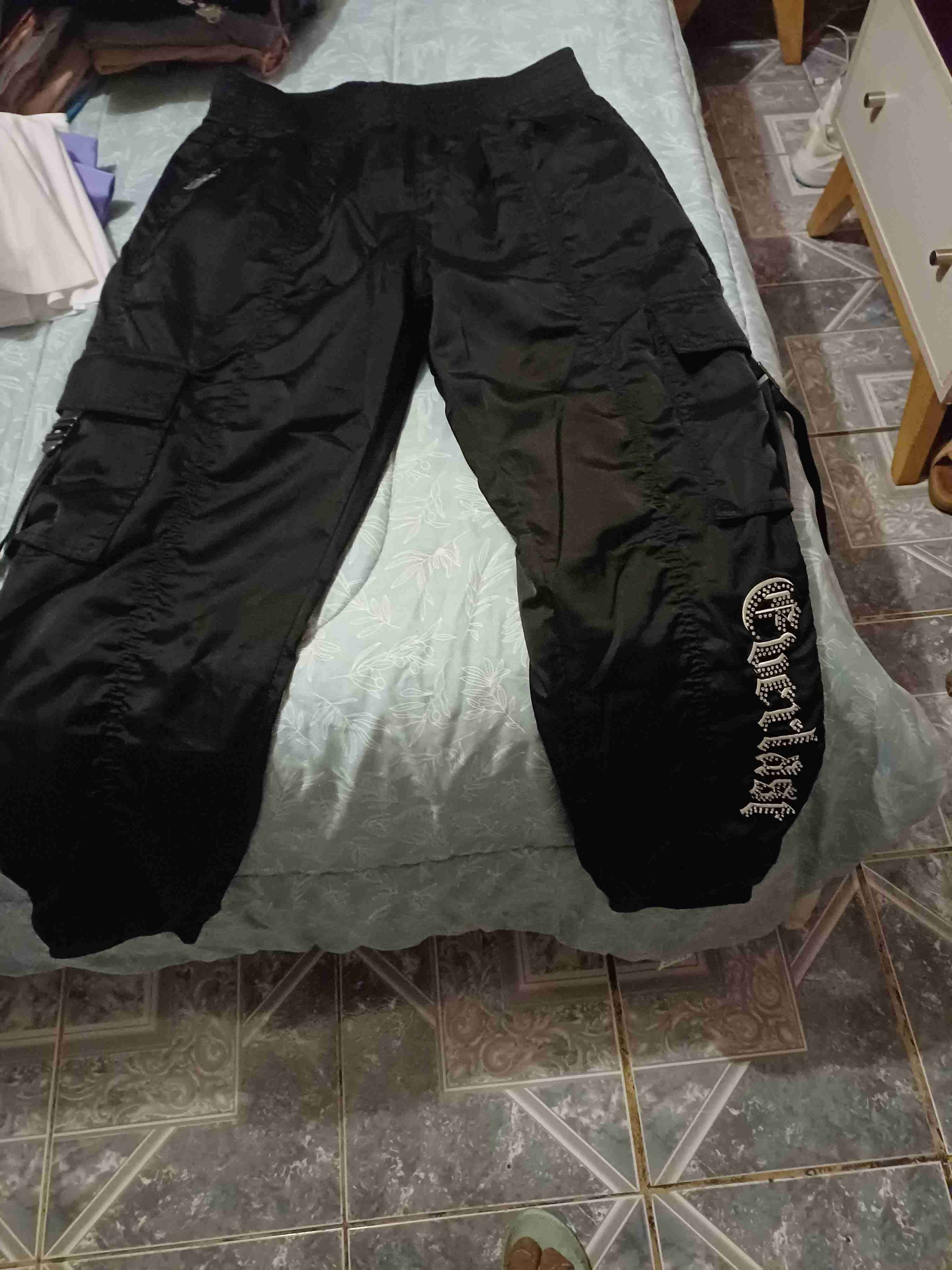 Pantalones cargo negros con logo - 1