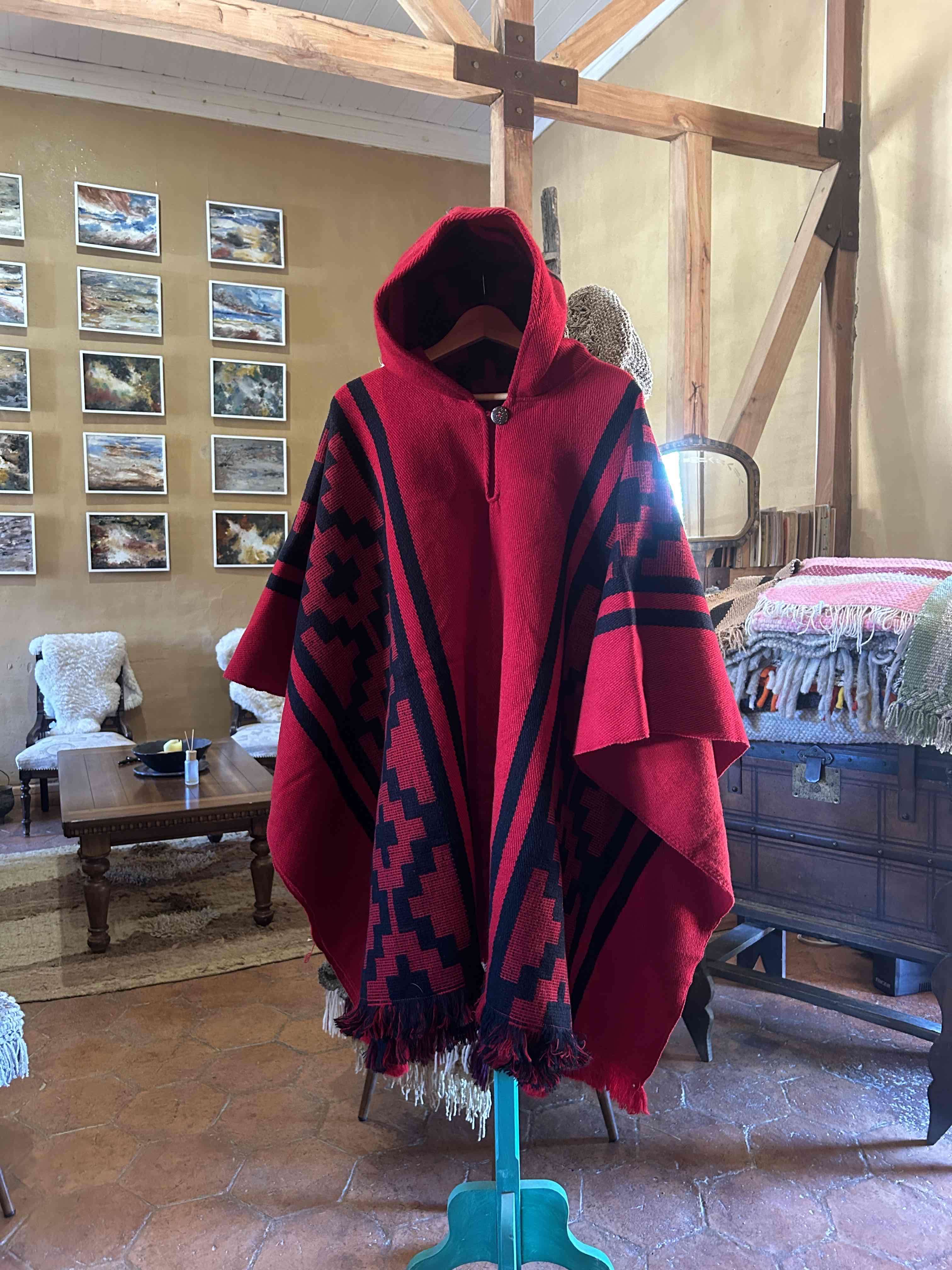 Poncho rojo con capucha - miniatura 1