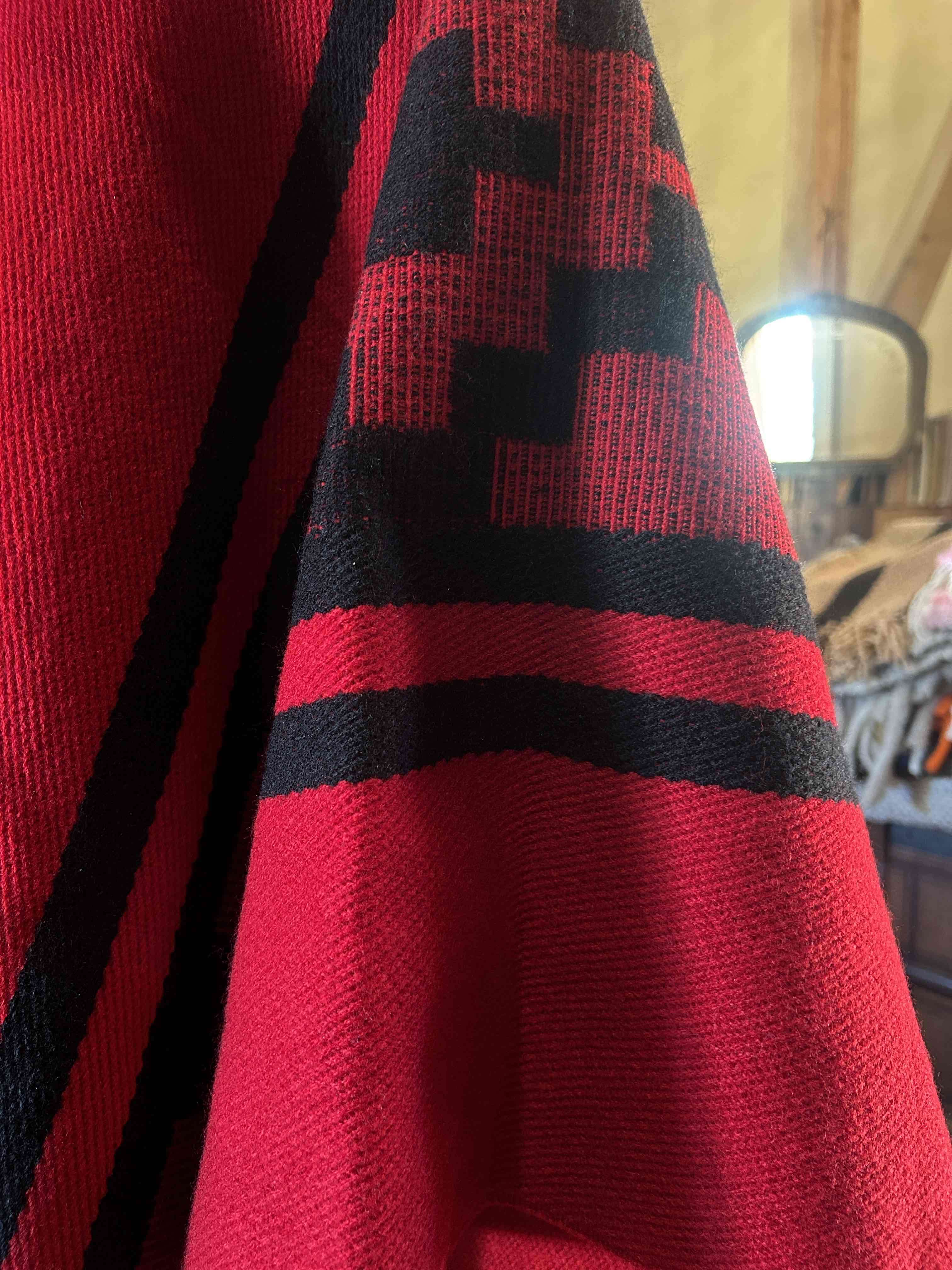 Poncho rojo con capucha - miniatura 3