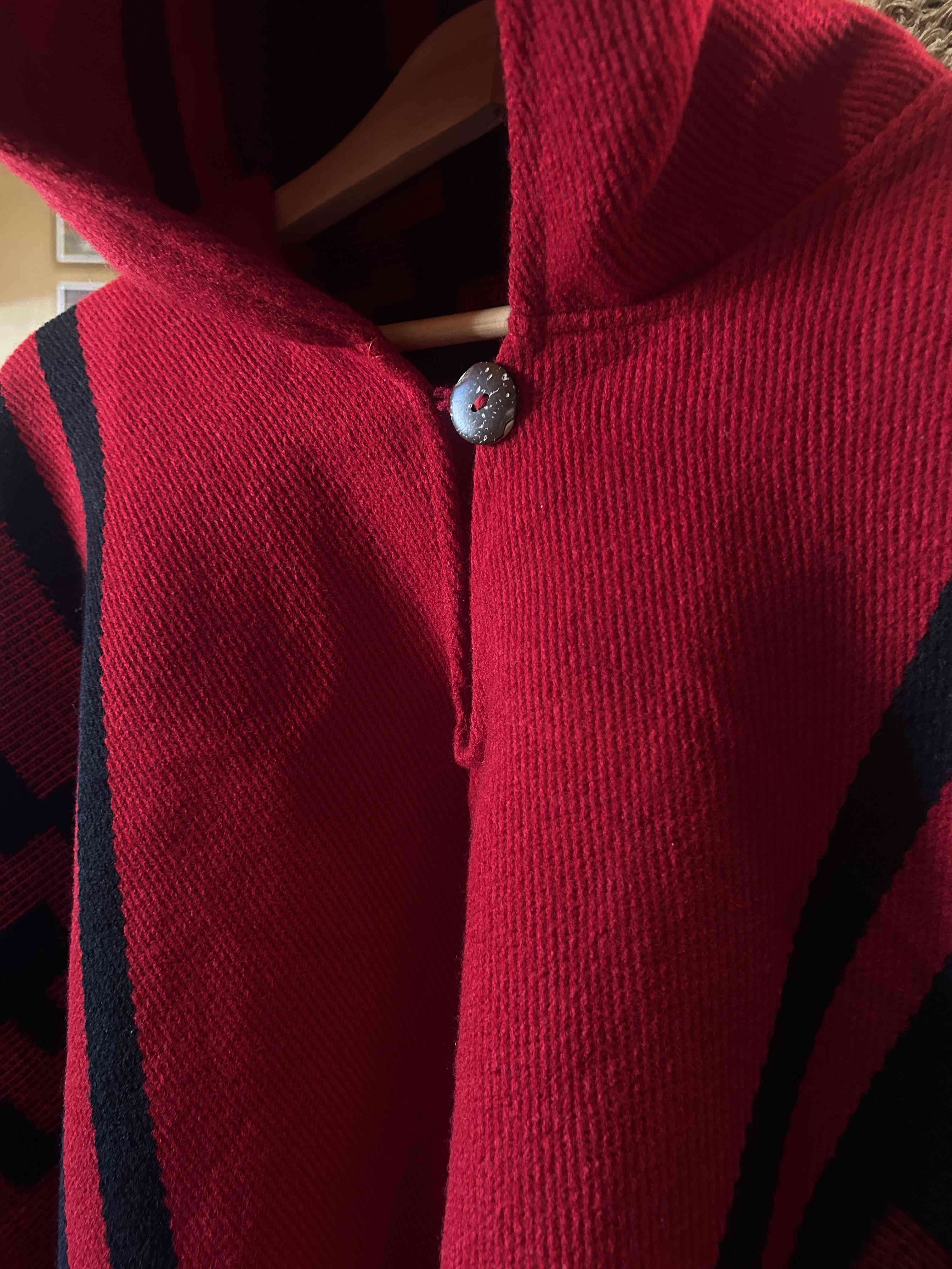 Poncho rojo con capucha - miniatura 4