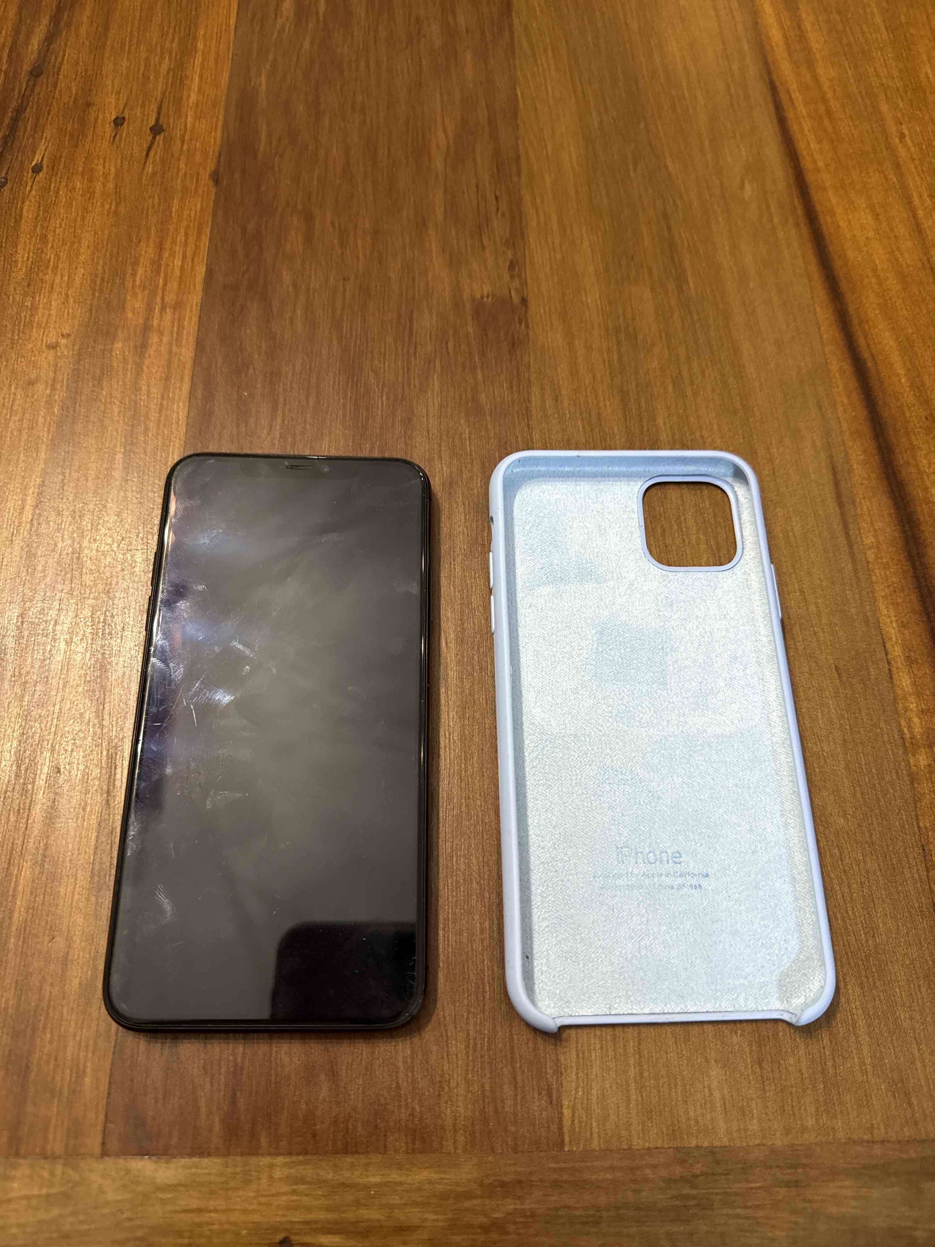 iPhone 11 Pro con caja y funda - 2