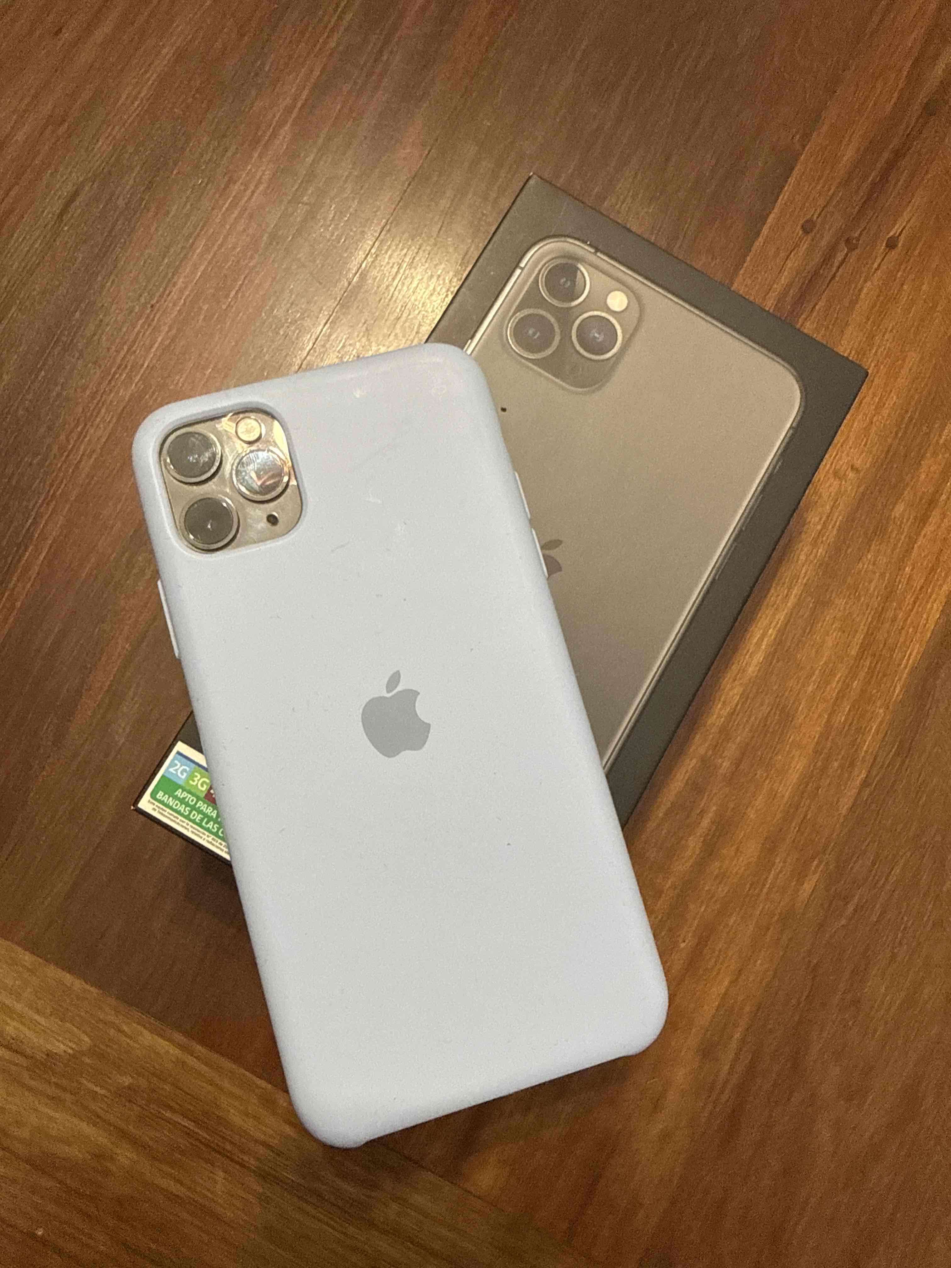 iPhone 11 Pro con caja y funda - 4