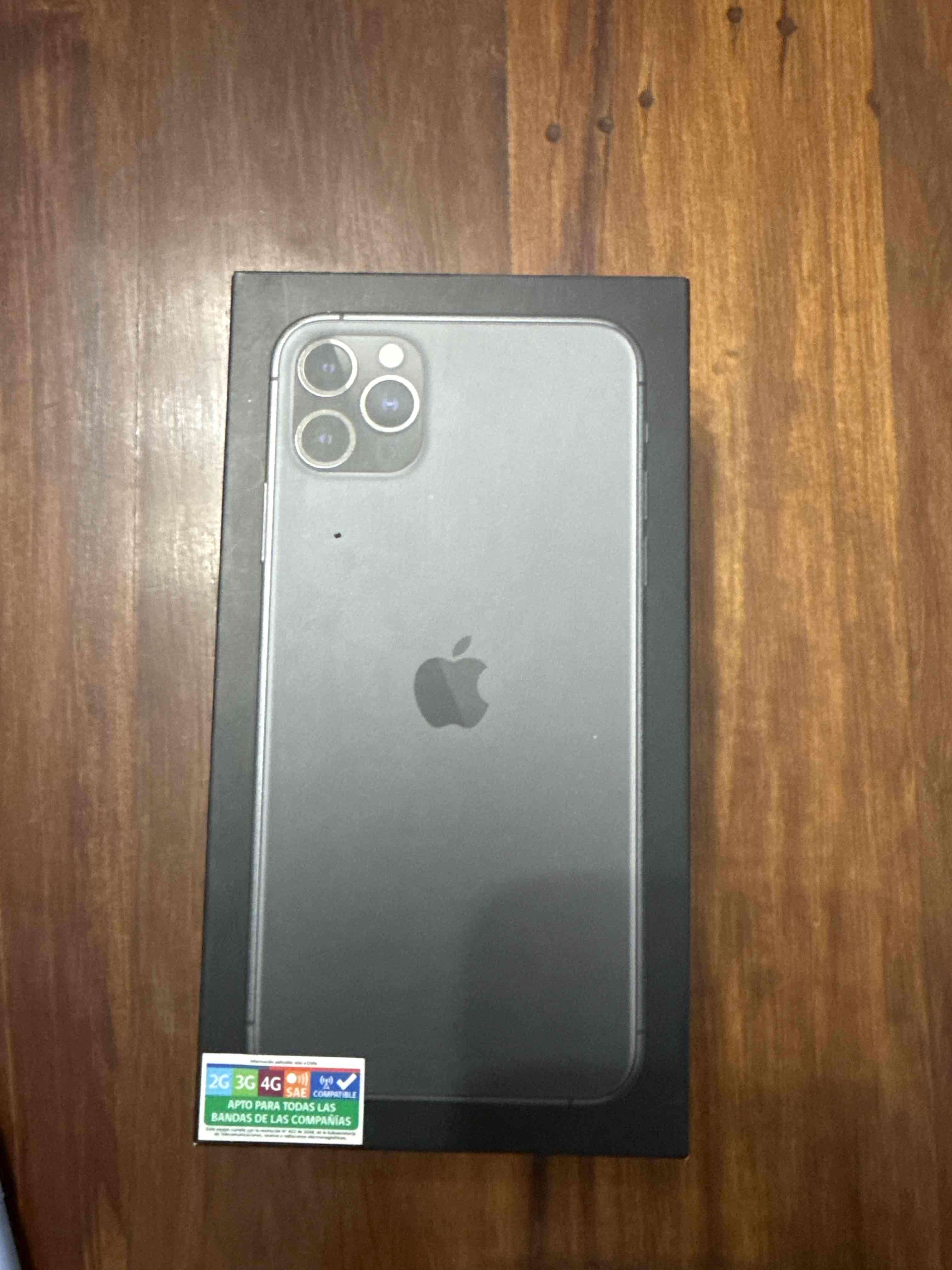 iPhone 11 Pro con caja y funda - 5
