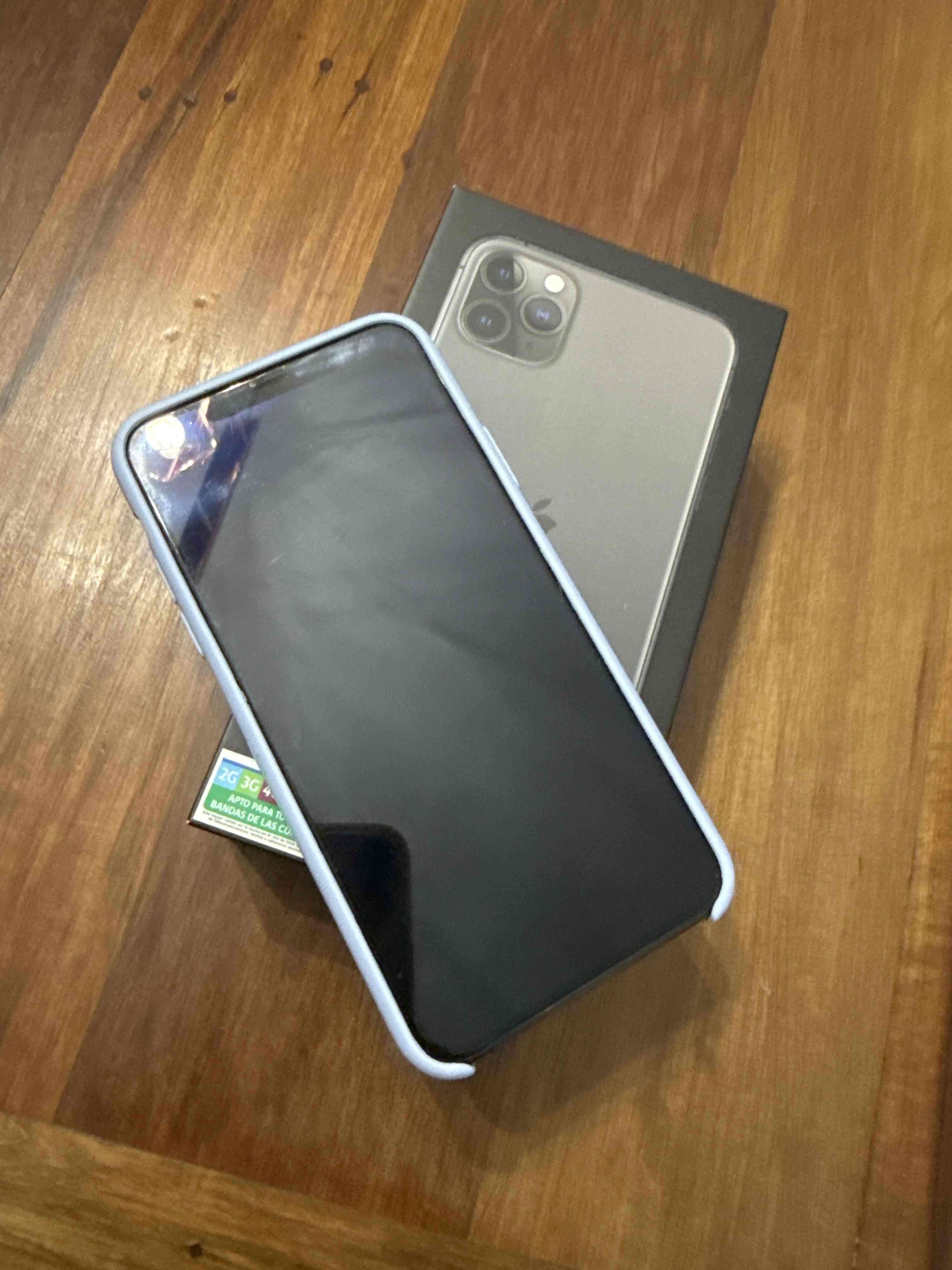 iPhone 11 Pro con caja y funda - 6