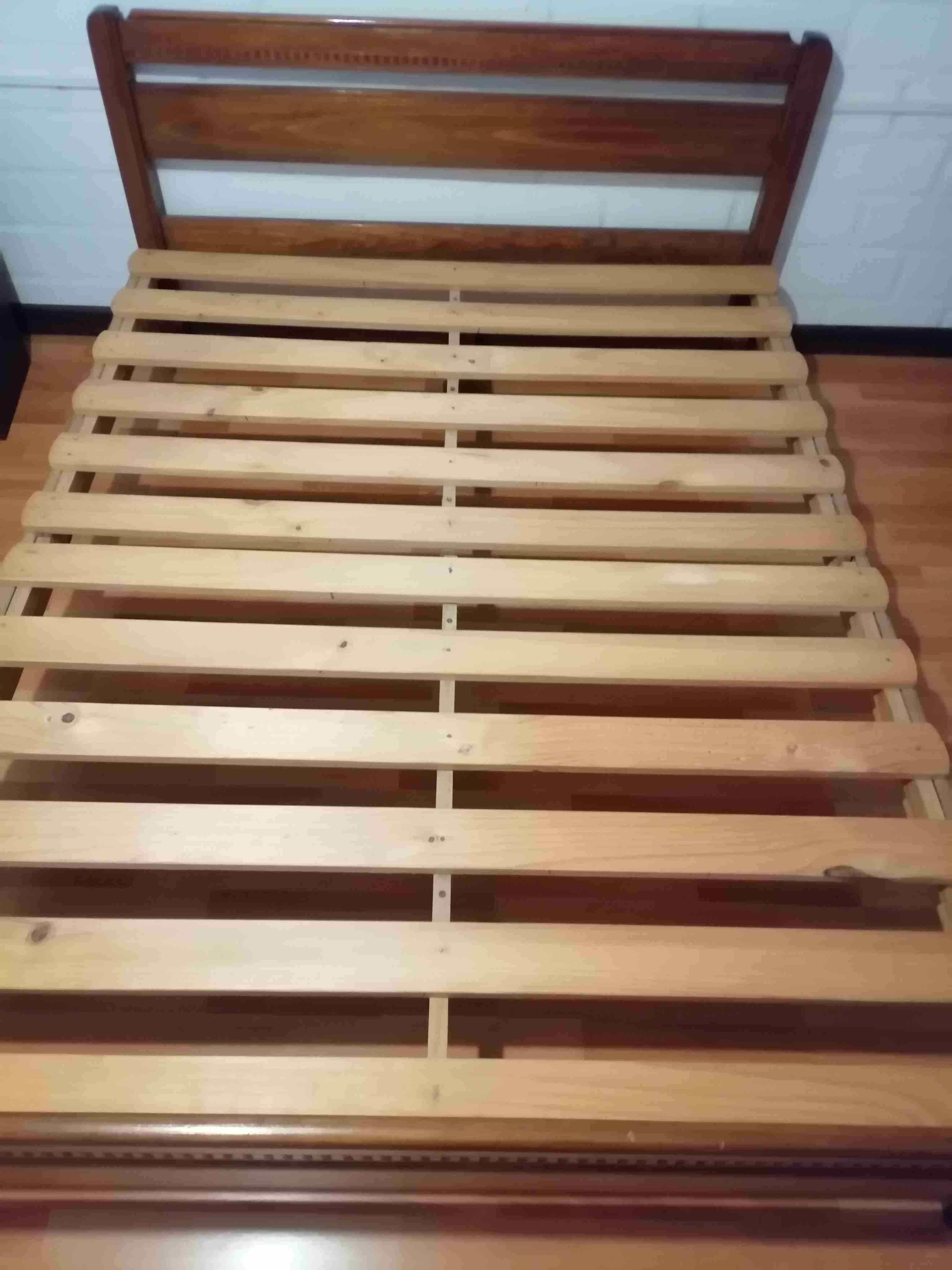 Cama individual de madera