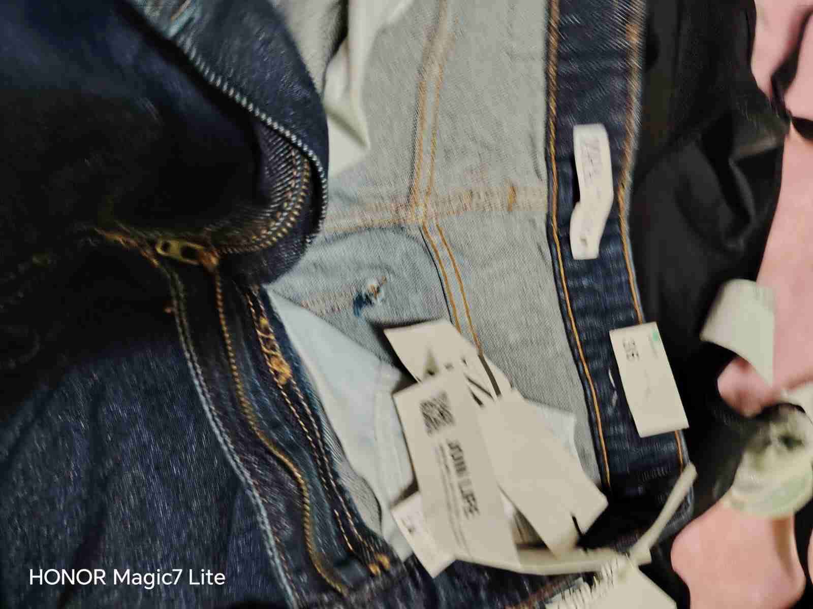 Jeans azules con etiquetas - miniatura 1