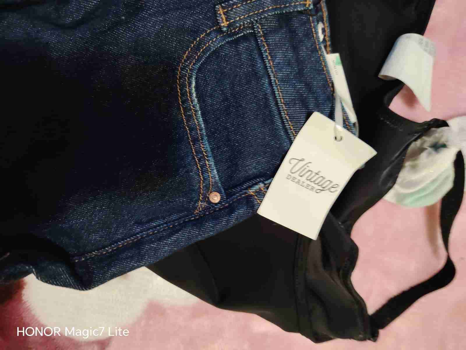 Jeans azules con etiquetas - miniatura 2