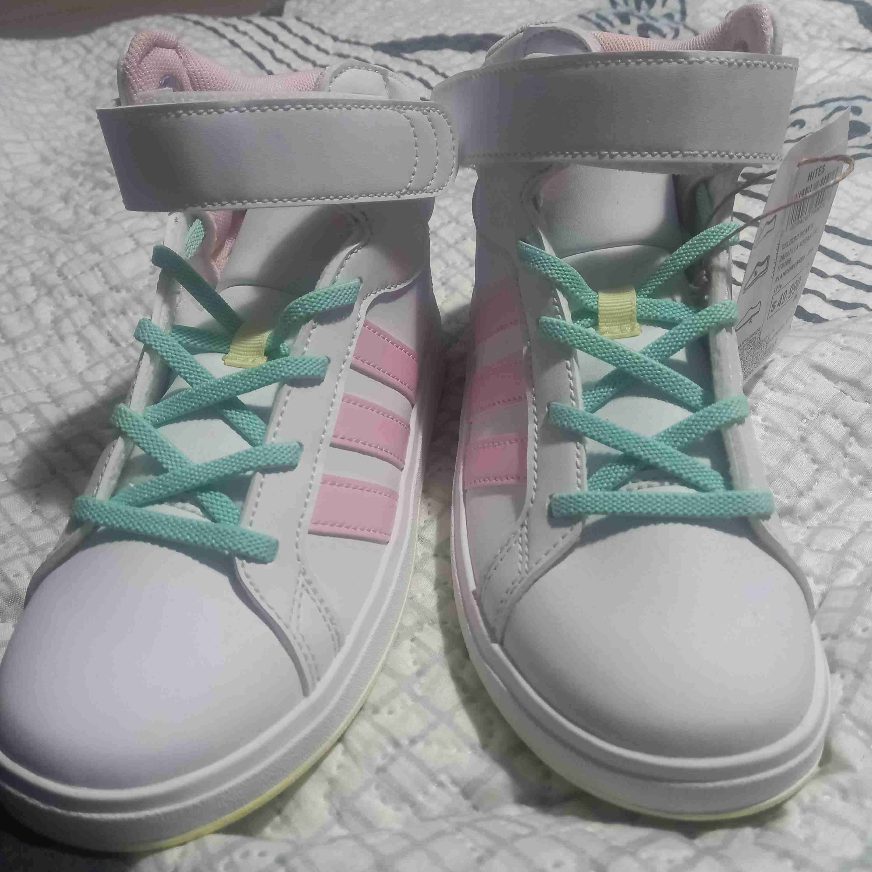 Zapatillas blancas con detalles rosados