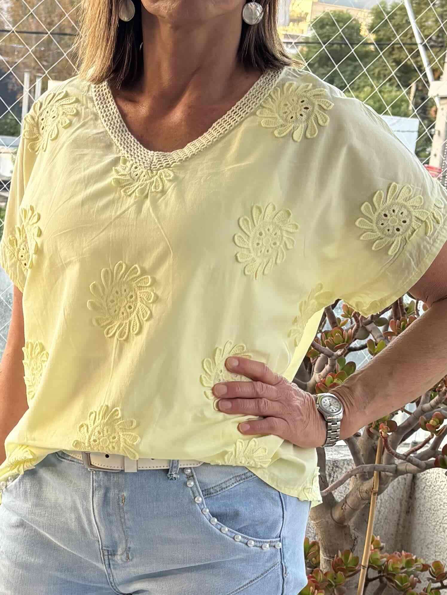 Blusa azul con bordado floral - miniatura 2