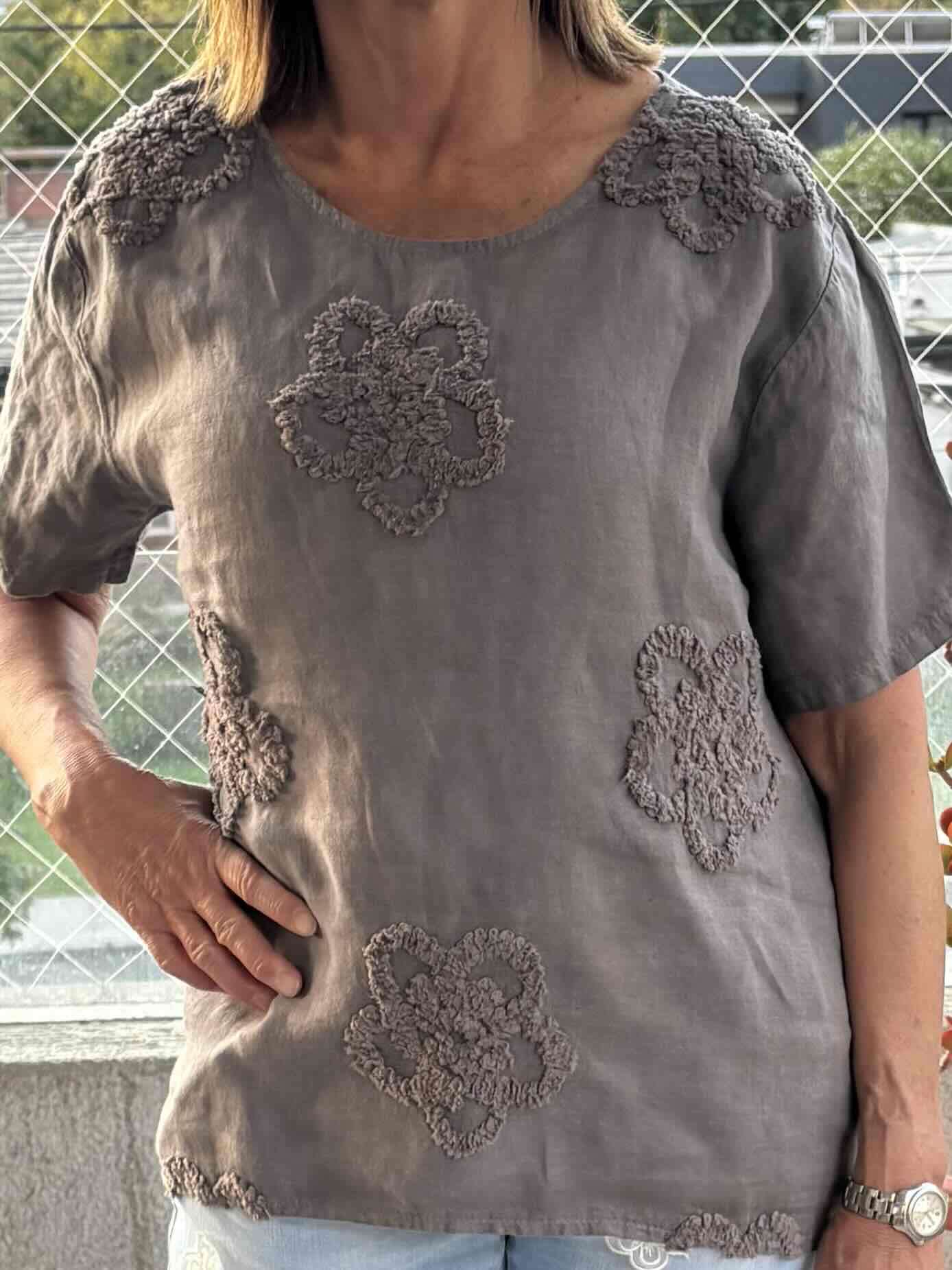 Blusa azul con bordado floral - miniatura 3