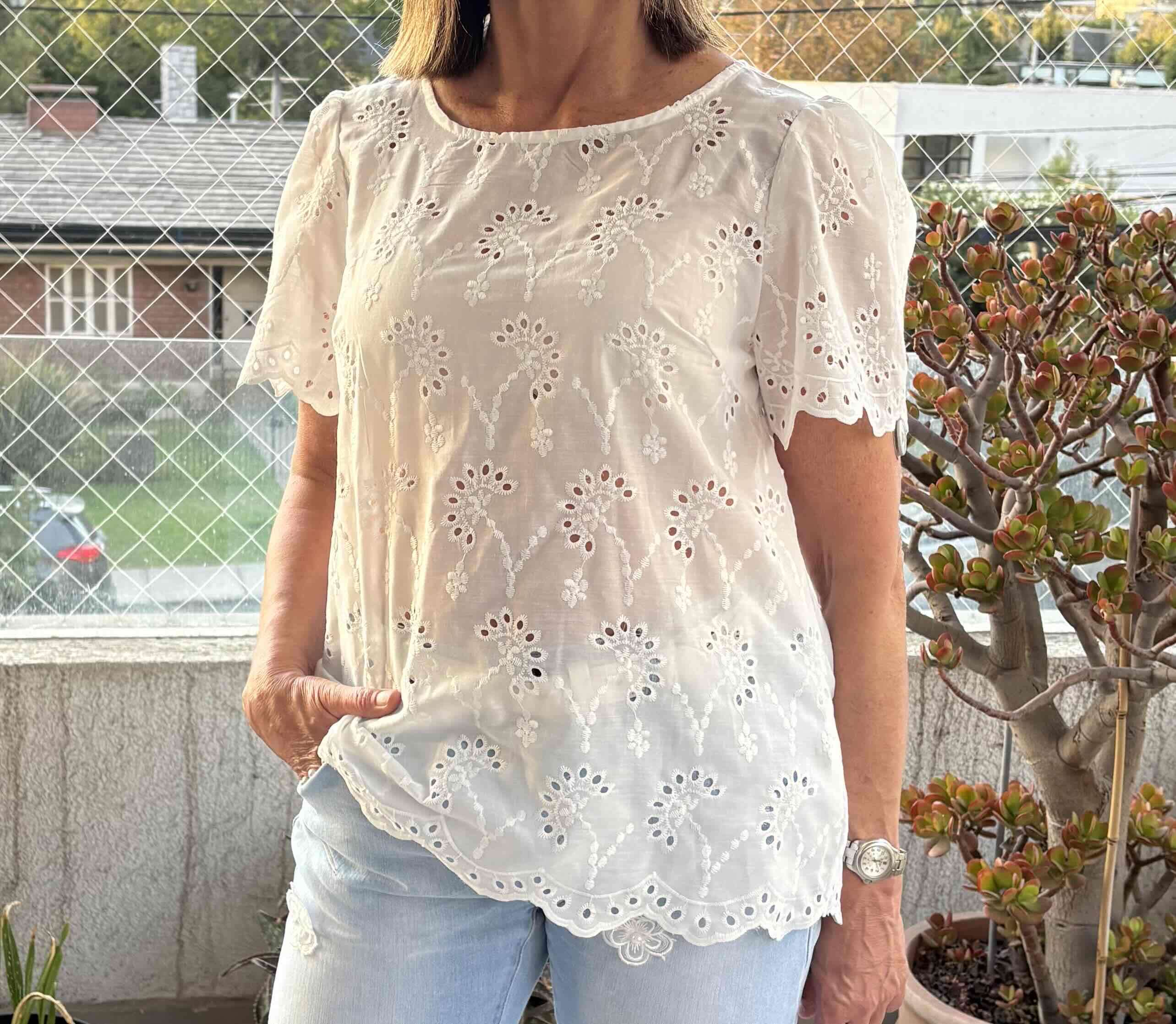 Blusa azul con bordado floral - miniatura 5