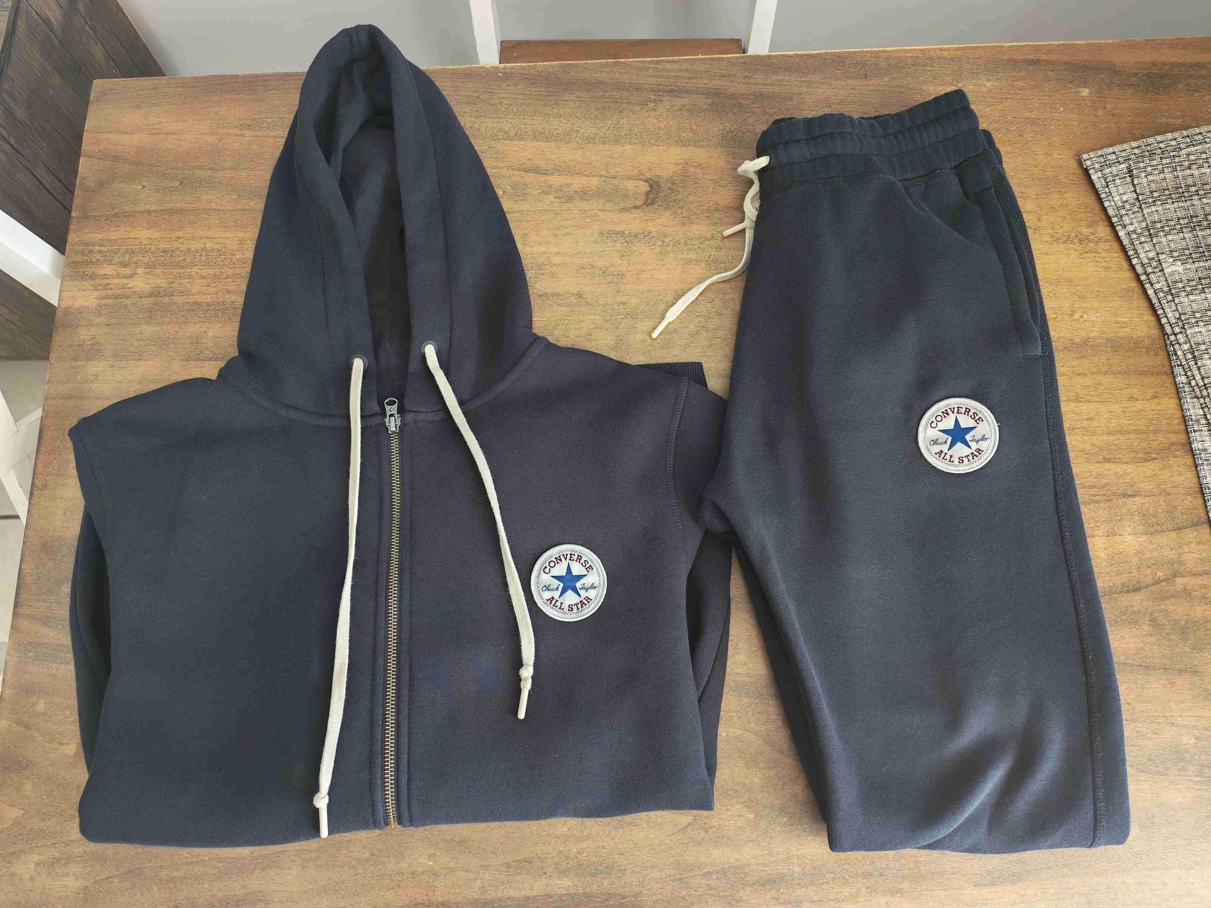 Conjunto buzo negro con capucha - miniatura 1