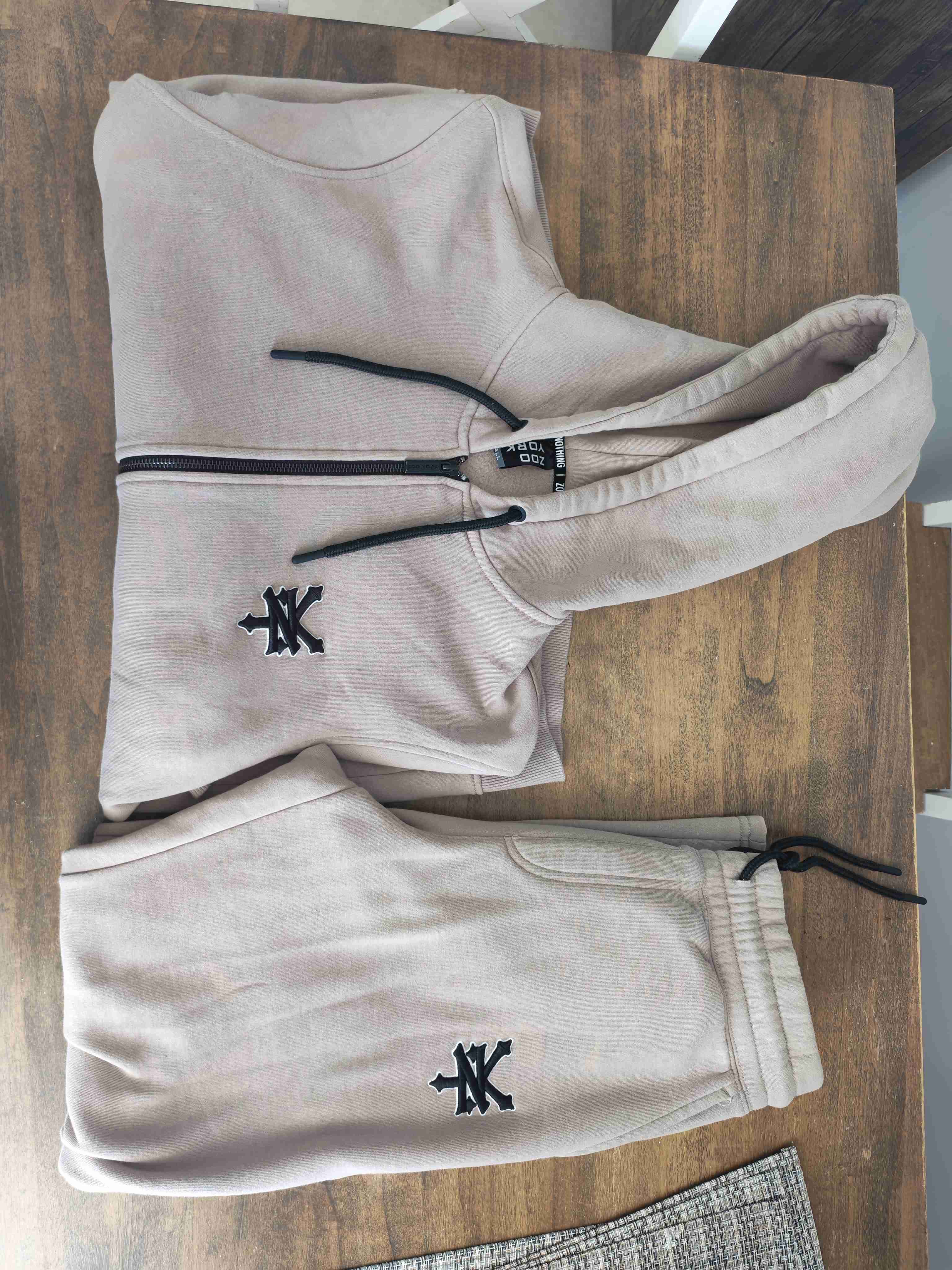 Conjunto buzo negro con capucha - miniatura 2