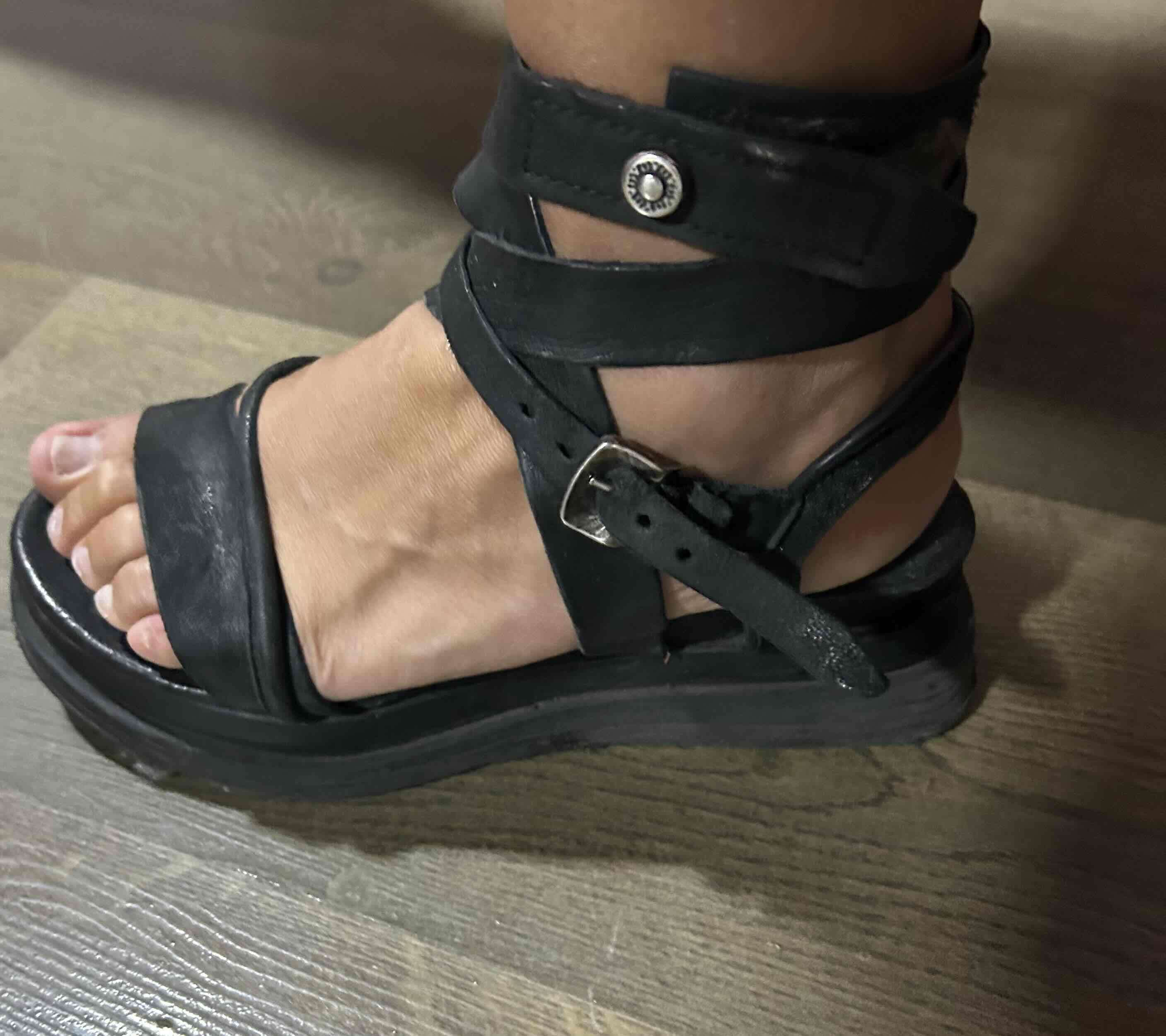 Sandalias negras con hebilla marca As98 - 1