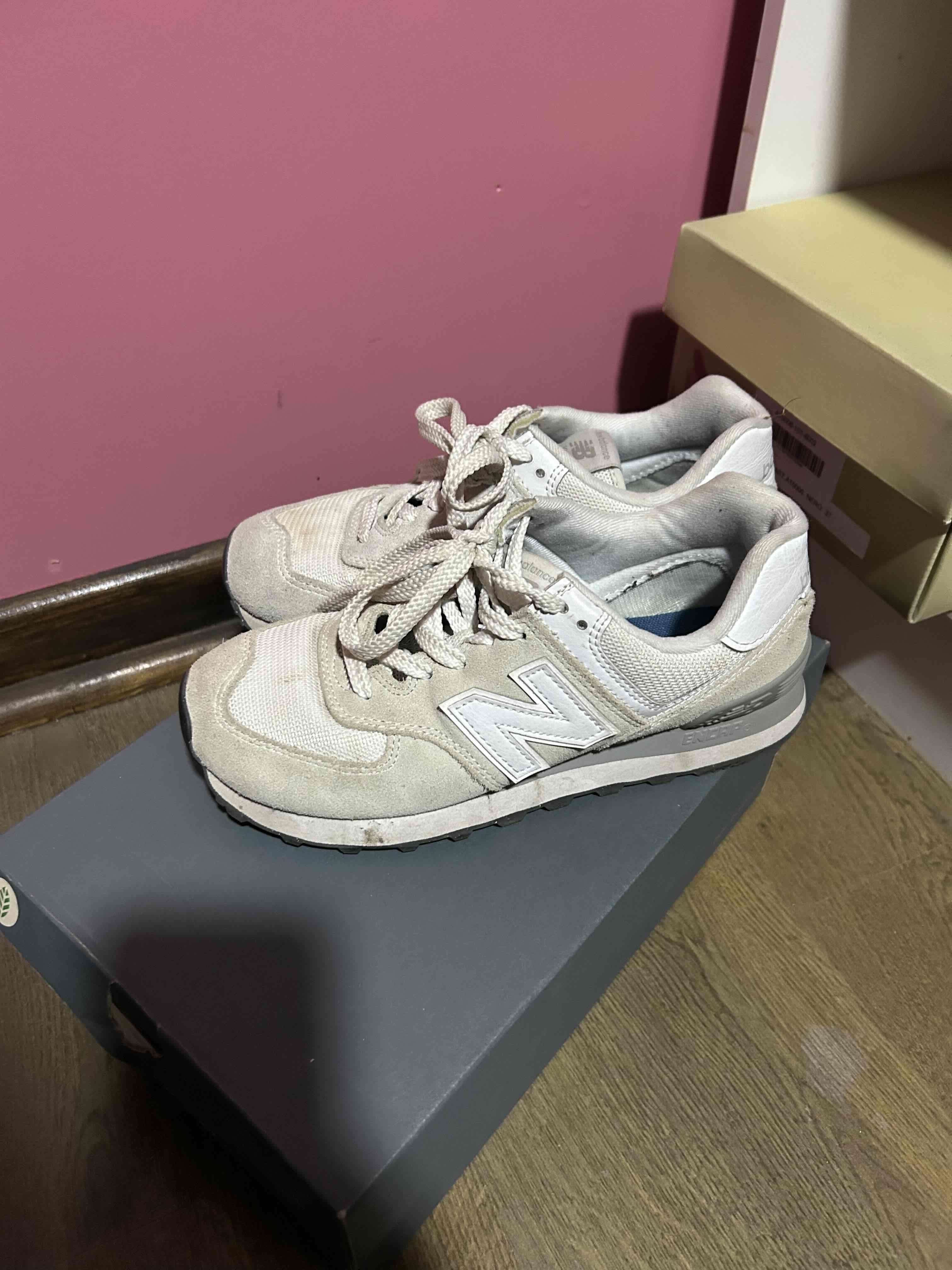 Zapatillas deportivas blancas usadas - miniatura 1