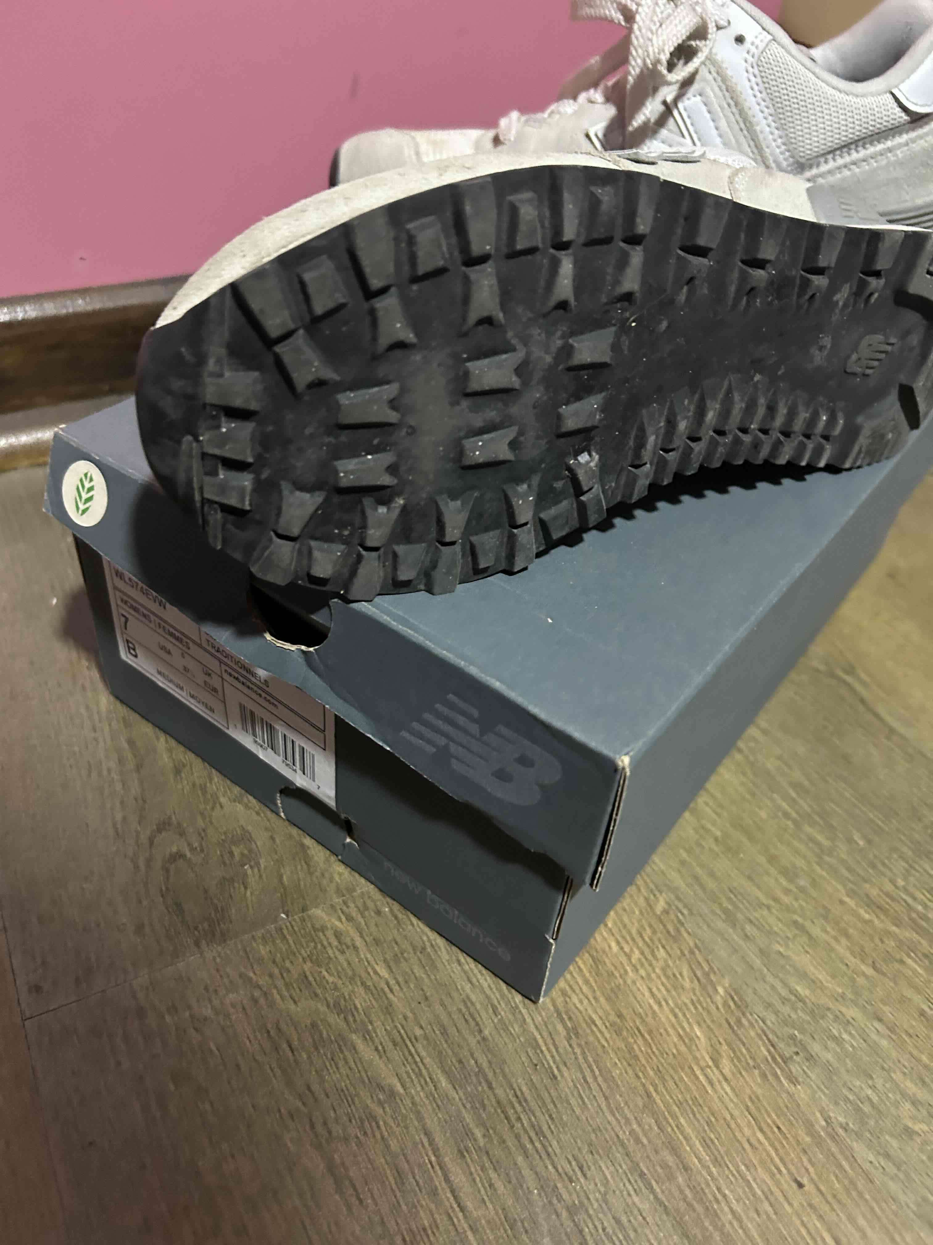 Zapatillas deportivas blancas usadas - miniatura 2