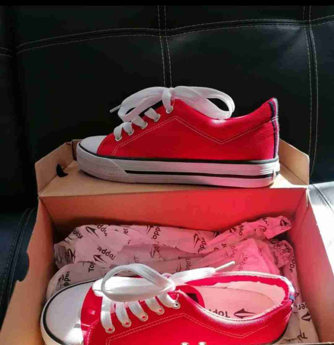 Zapatillas rojas deportivas - miniatura 1