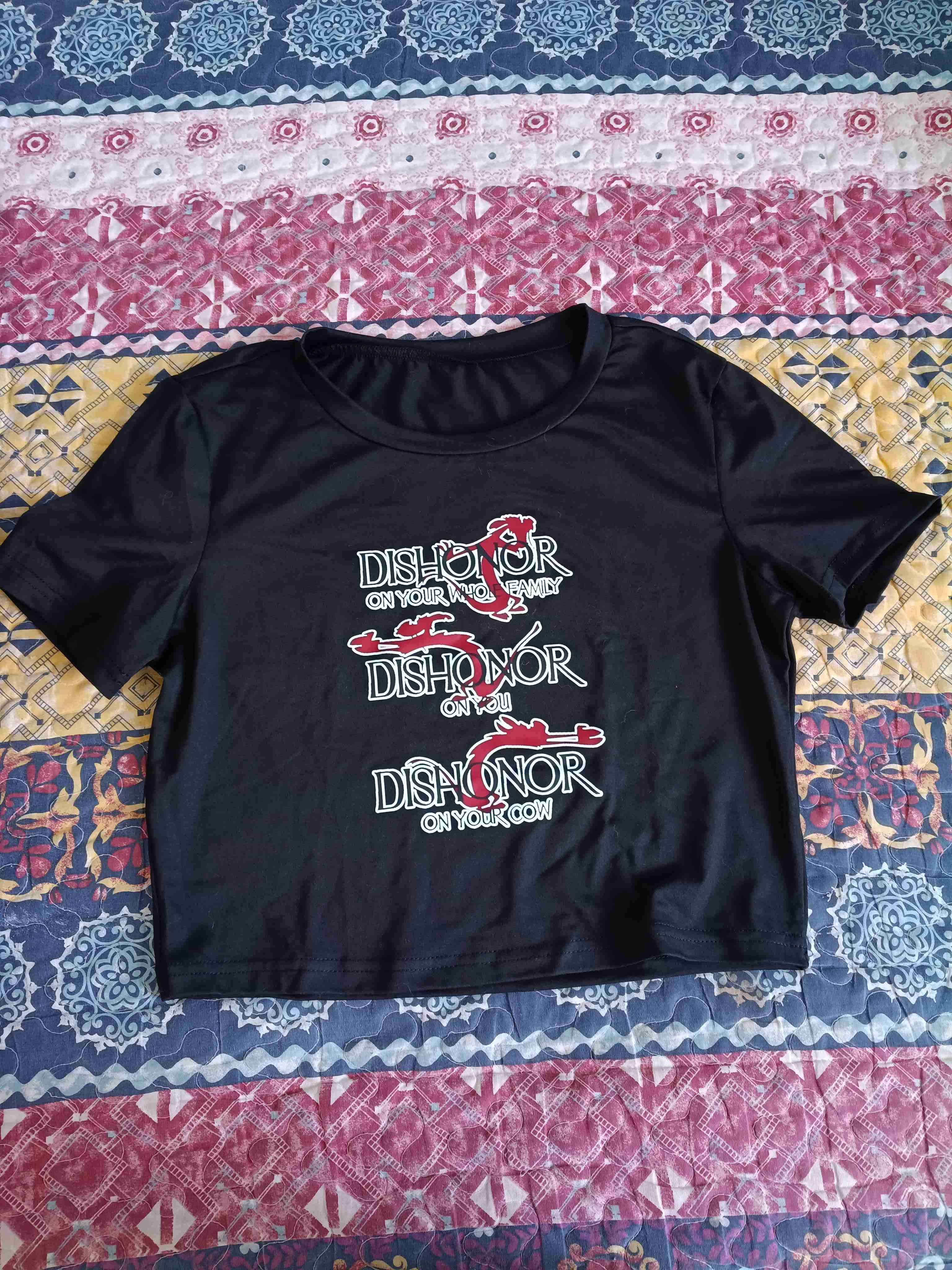 Polera negra con diseño gráfico