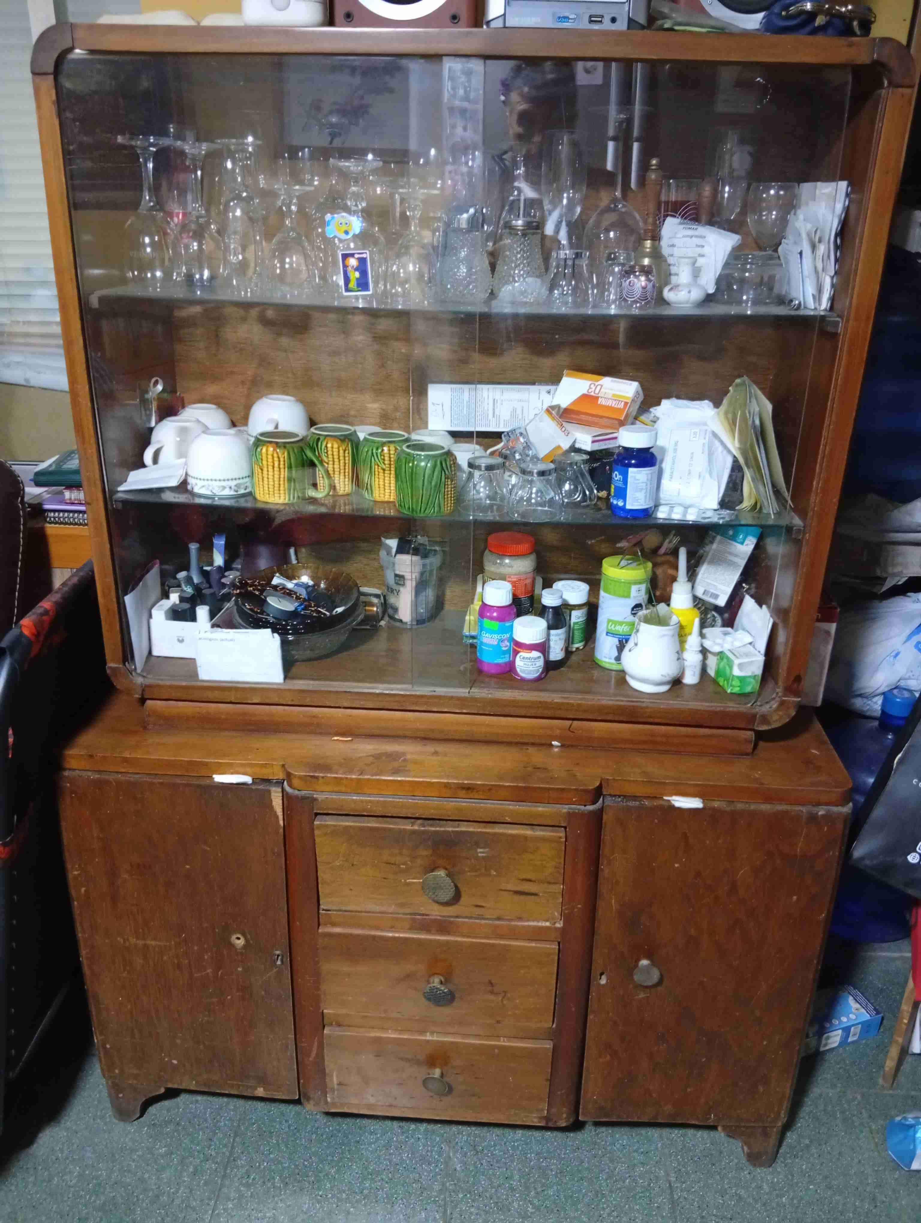 Vitrina de madera con puertas