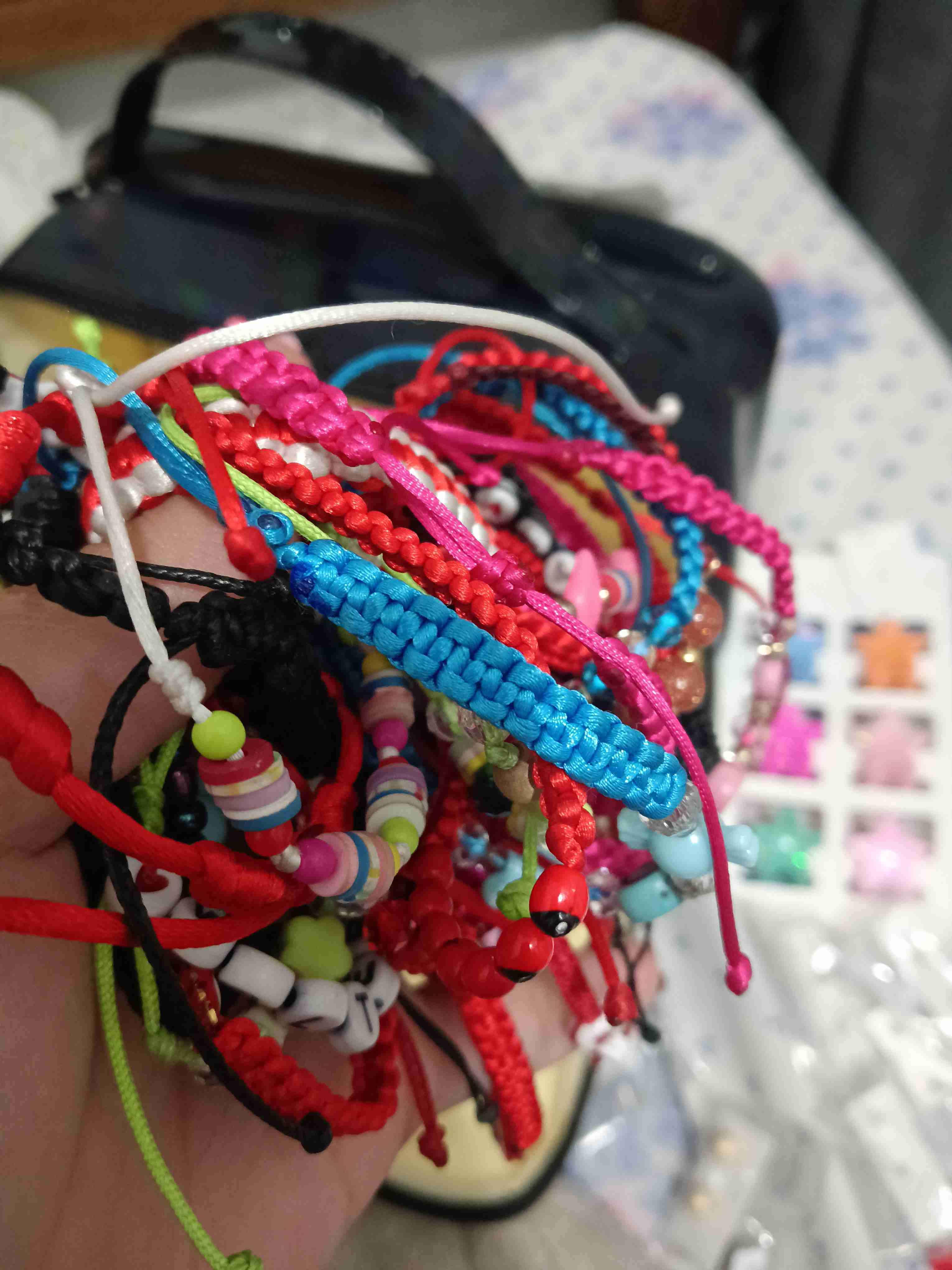 Lote de pulseras tejidas coloridas - miniatura 2