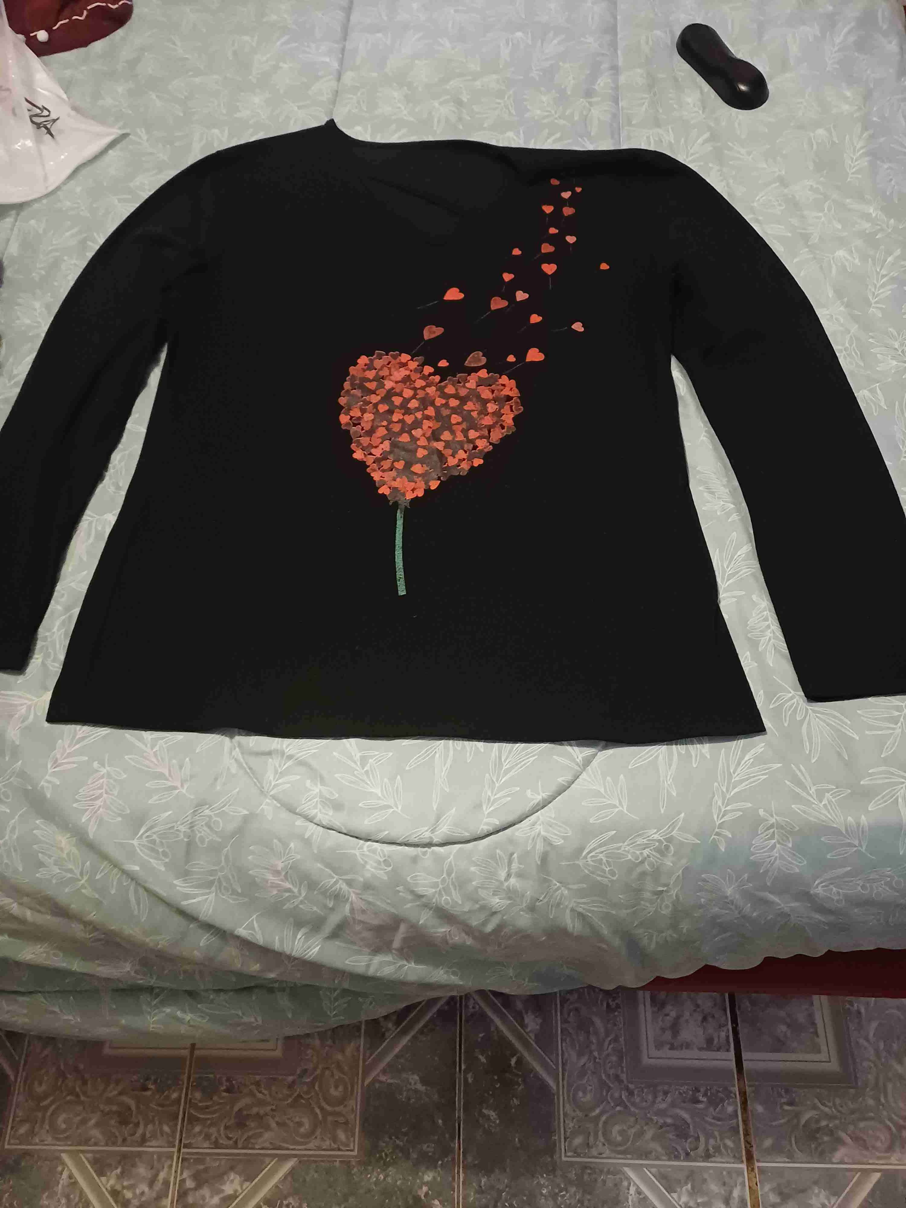 Polera negra con diseño de corazón - 1