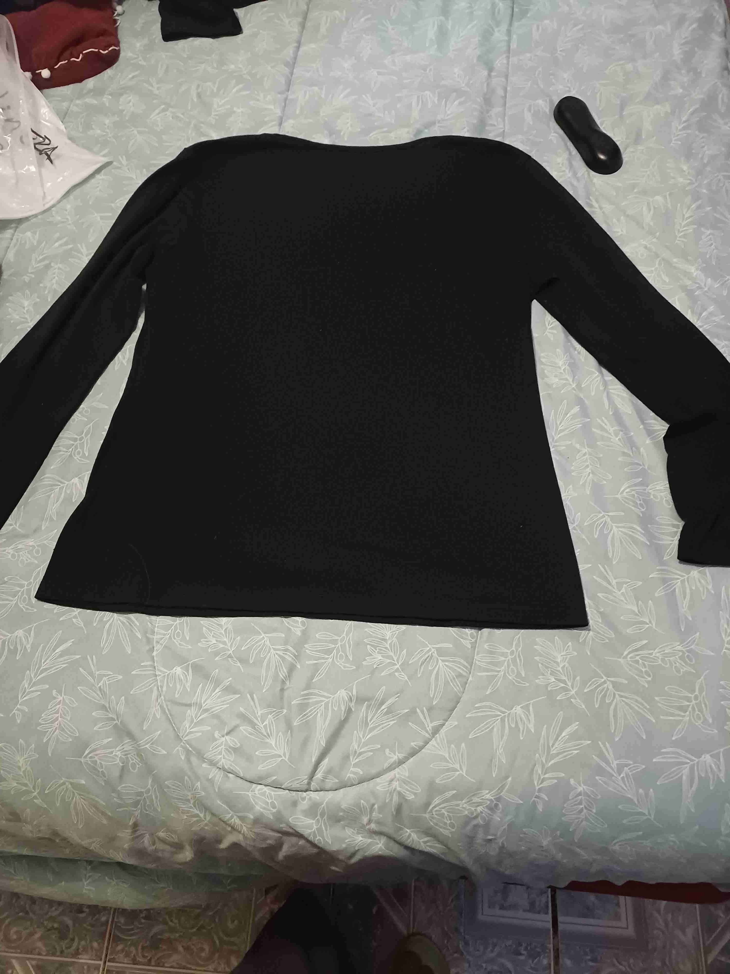 Polera negra con diseño de corazón - 2