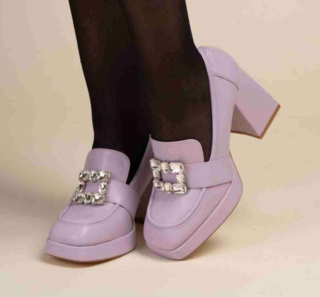 Zapatos lilas con adorno brillante - miniatura 3