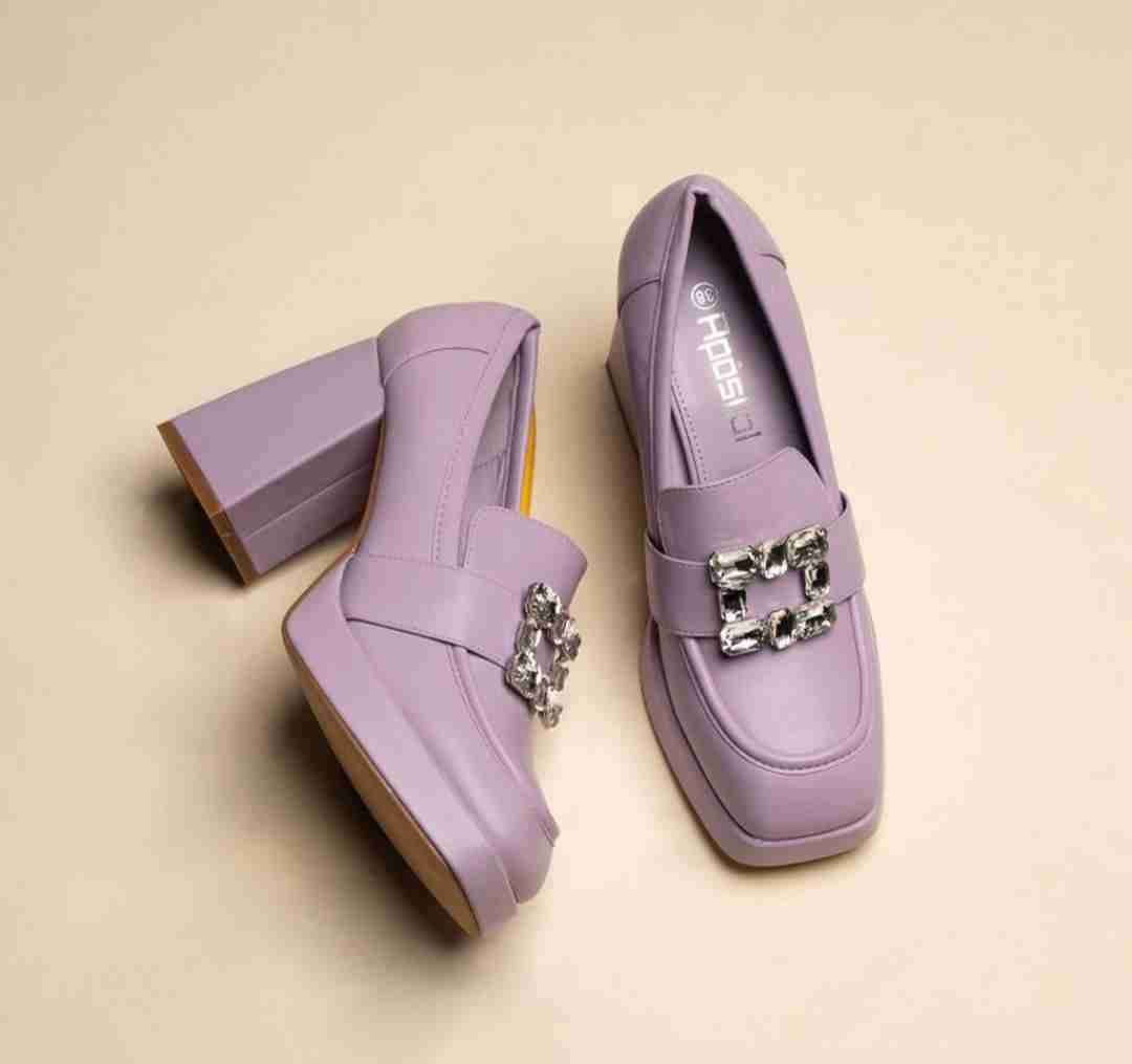 Zapatos lilas con adorno brillante - miniatura 4