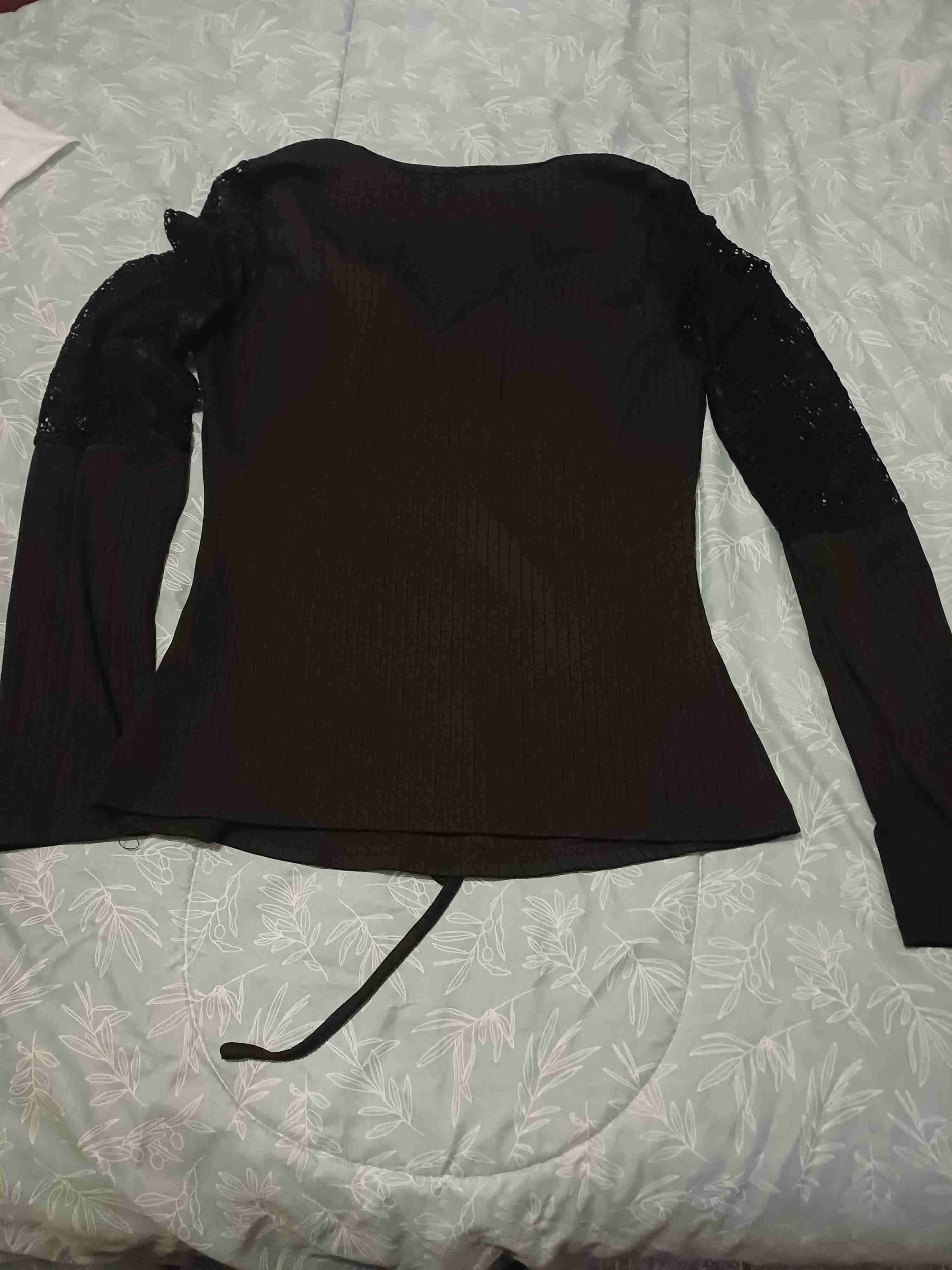 Blusa negra con encaje - miniatura 2