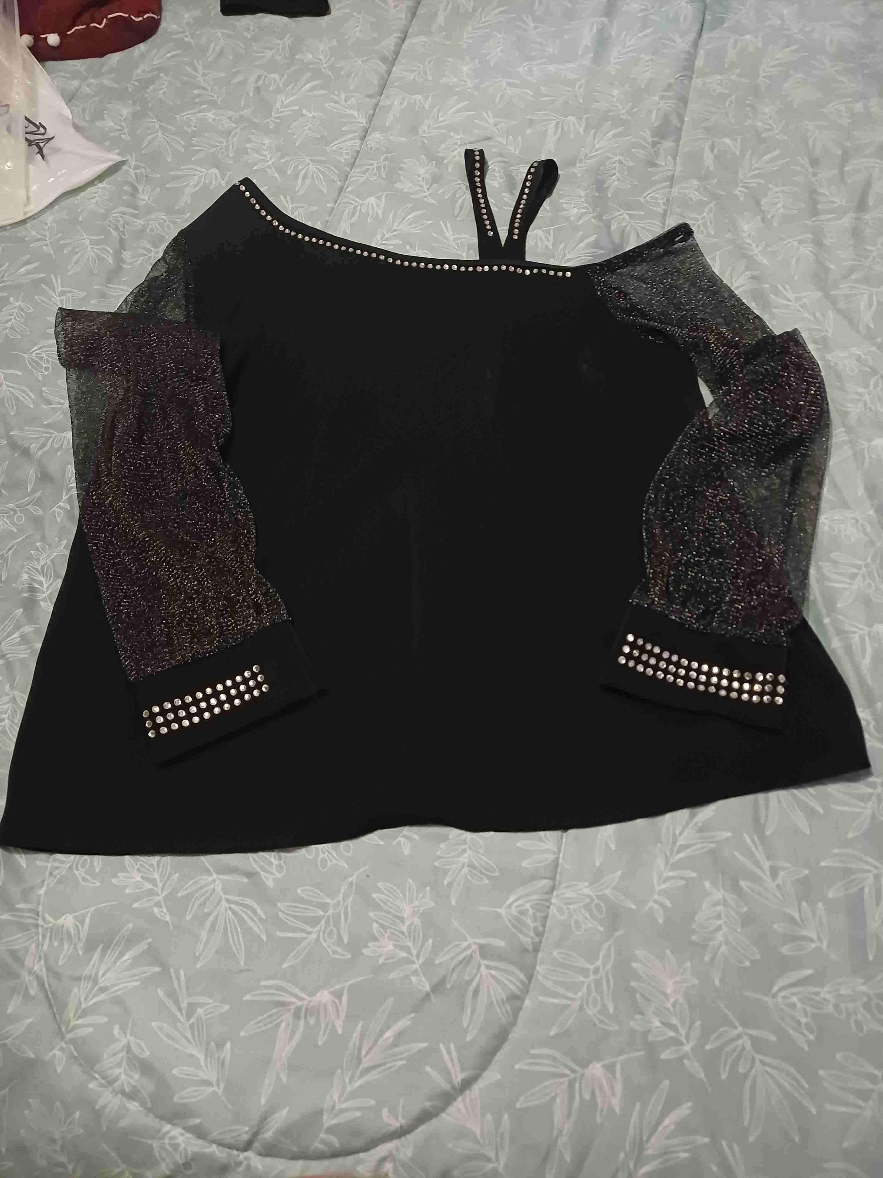 Blusa negra con mangas brillantes - miniatura 2