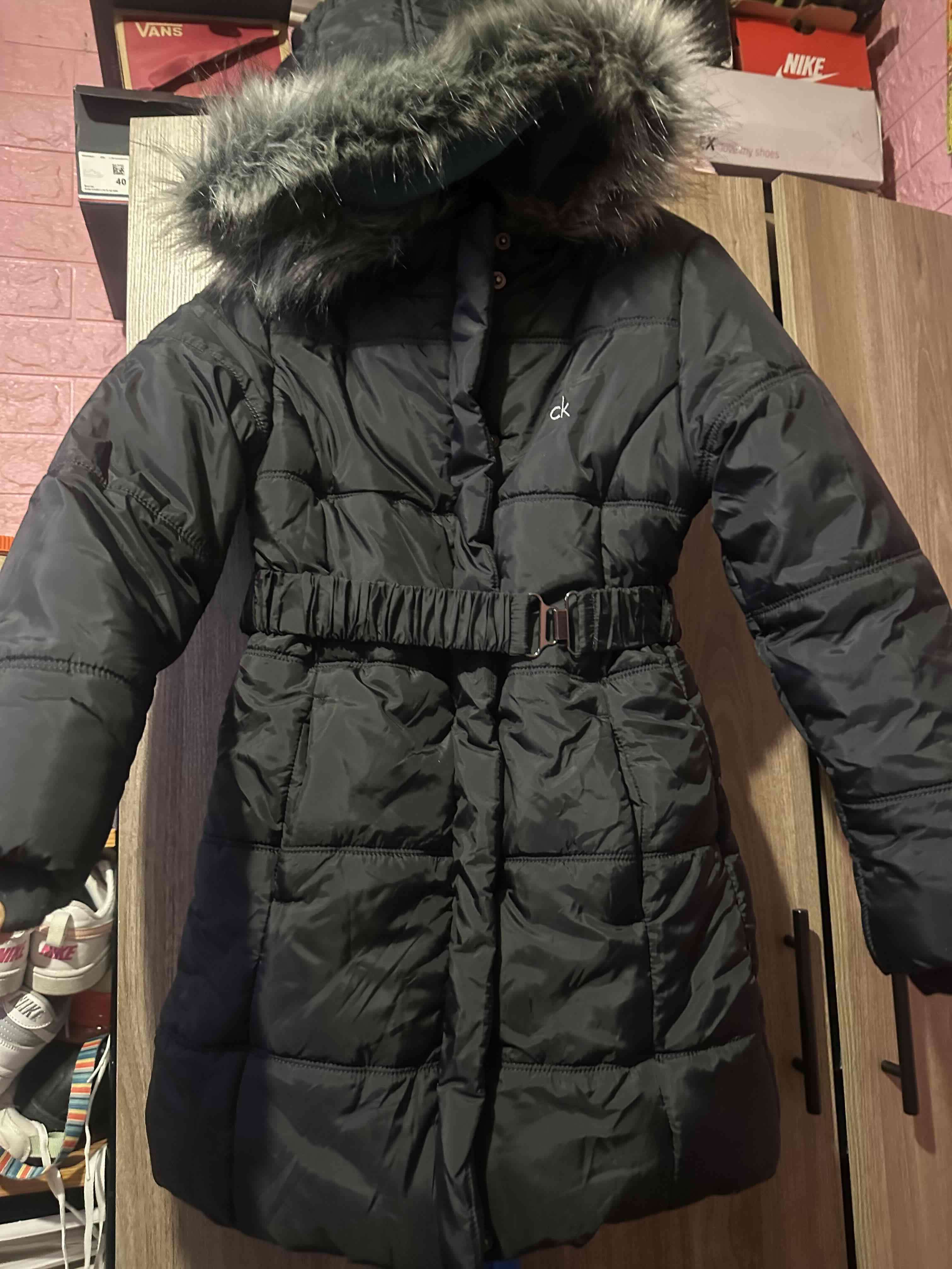 Parka negra con capucha de pelo