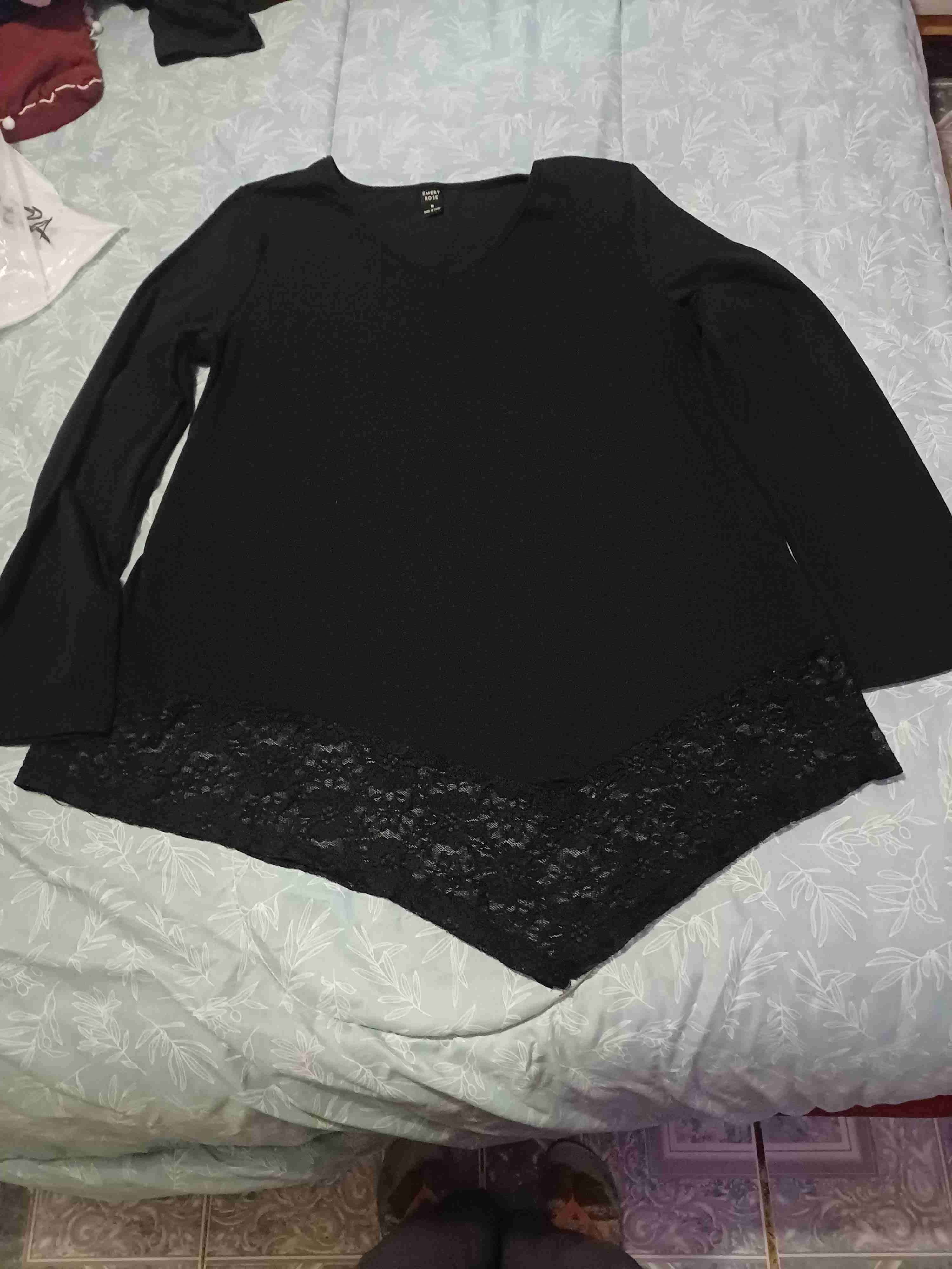 Polera negra con encaje - 1