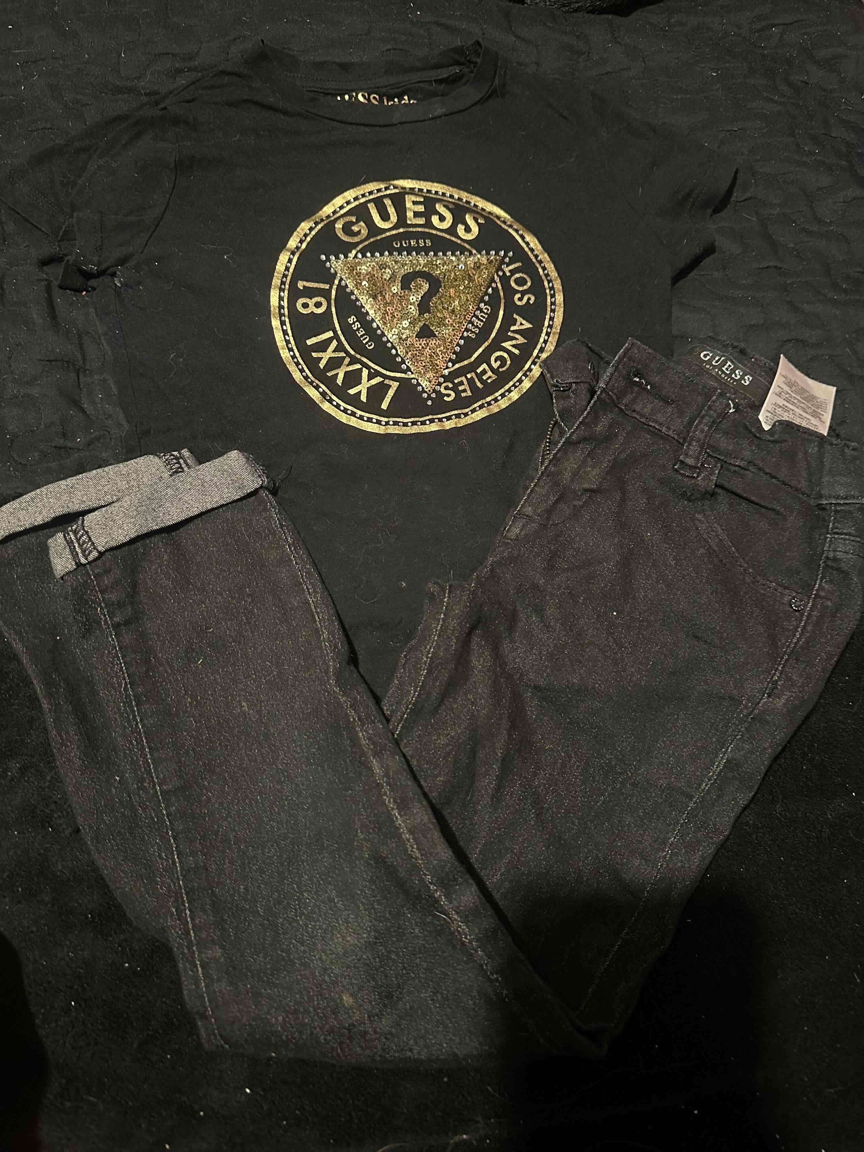 Polera negra Guess con logo dorado