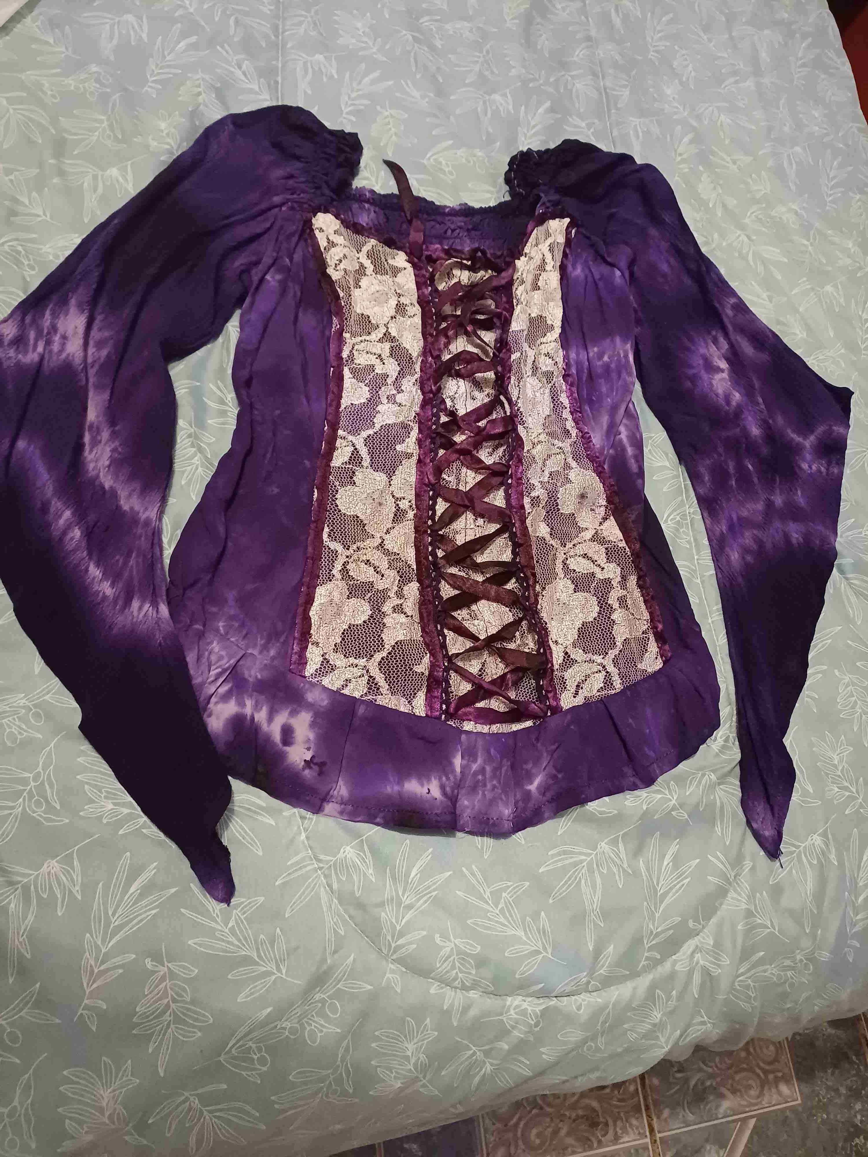 Blusa medieval morada con encaje - miniatura 1