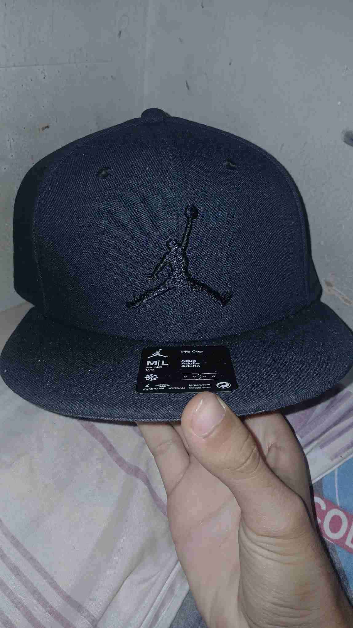 Gorra negra con logo bordado - miniatura 1
