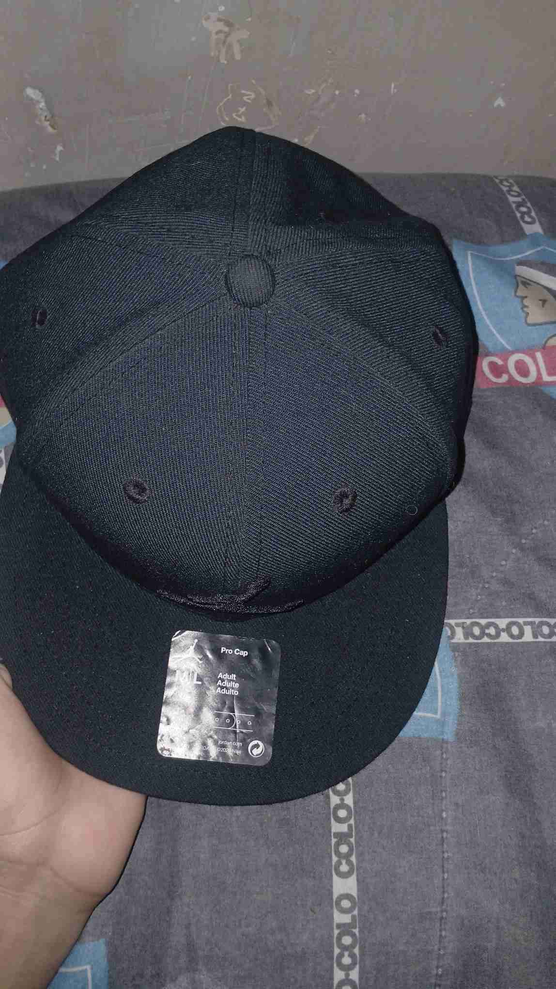 Gorra negra con logo bordado - miniatura 2